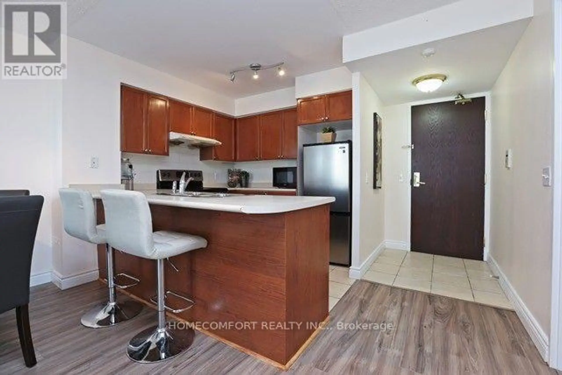 #312 18 PARKVIEW AVENUE - Image 2
