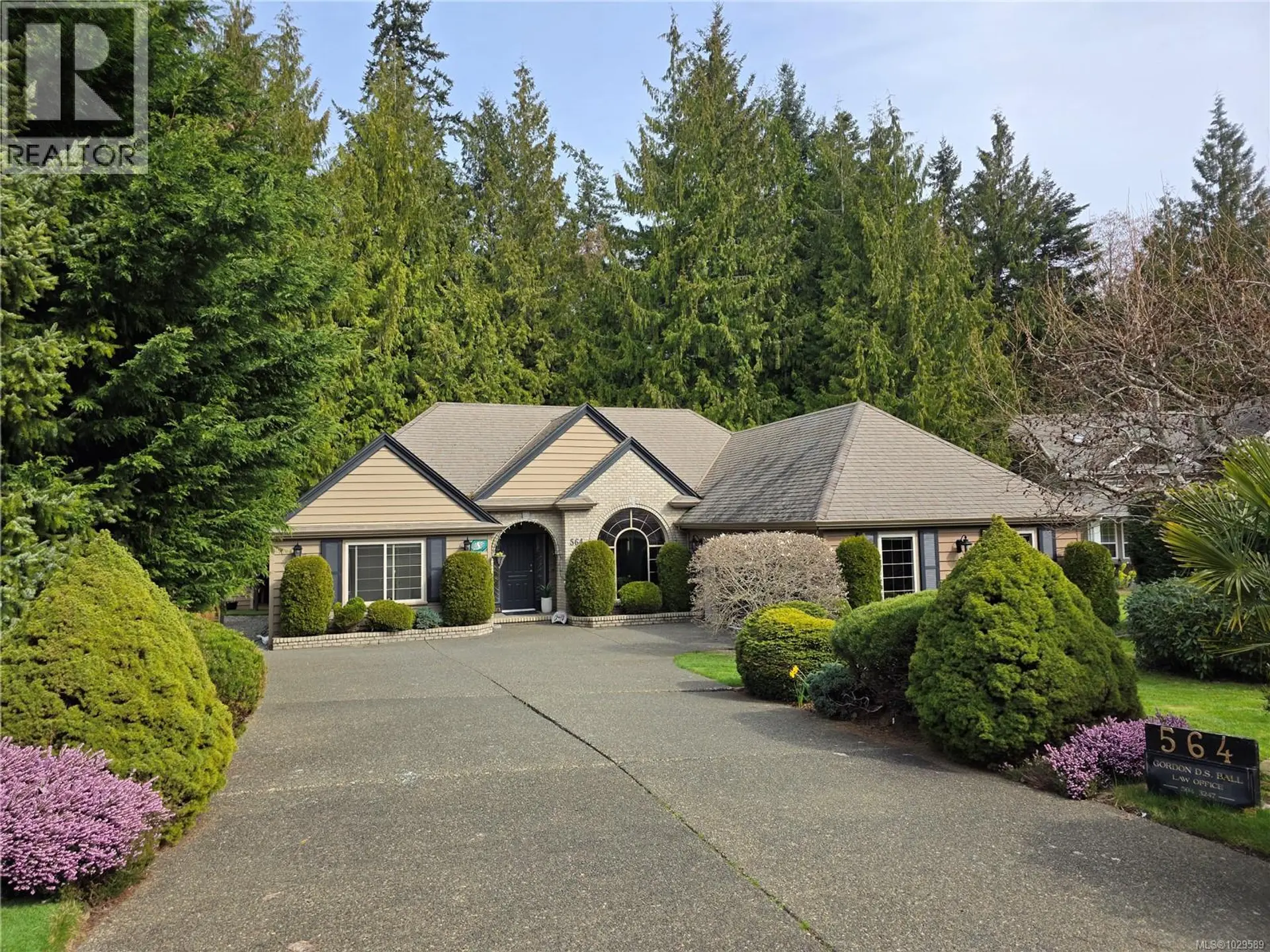 Property at 564 Hazelwood Pl, Qualicum Beach, BC
