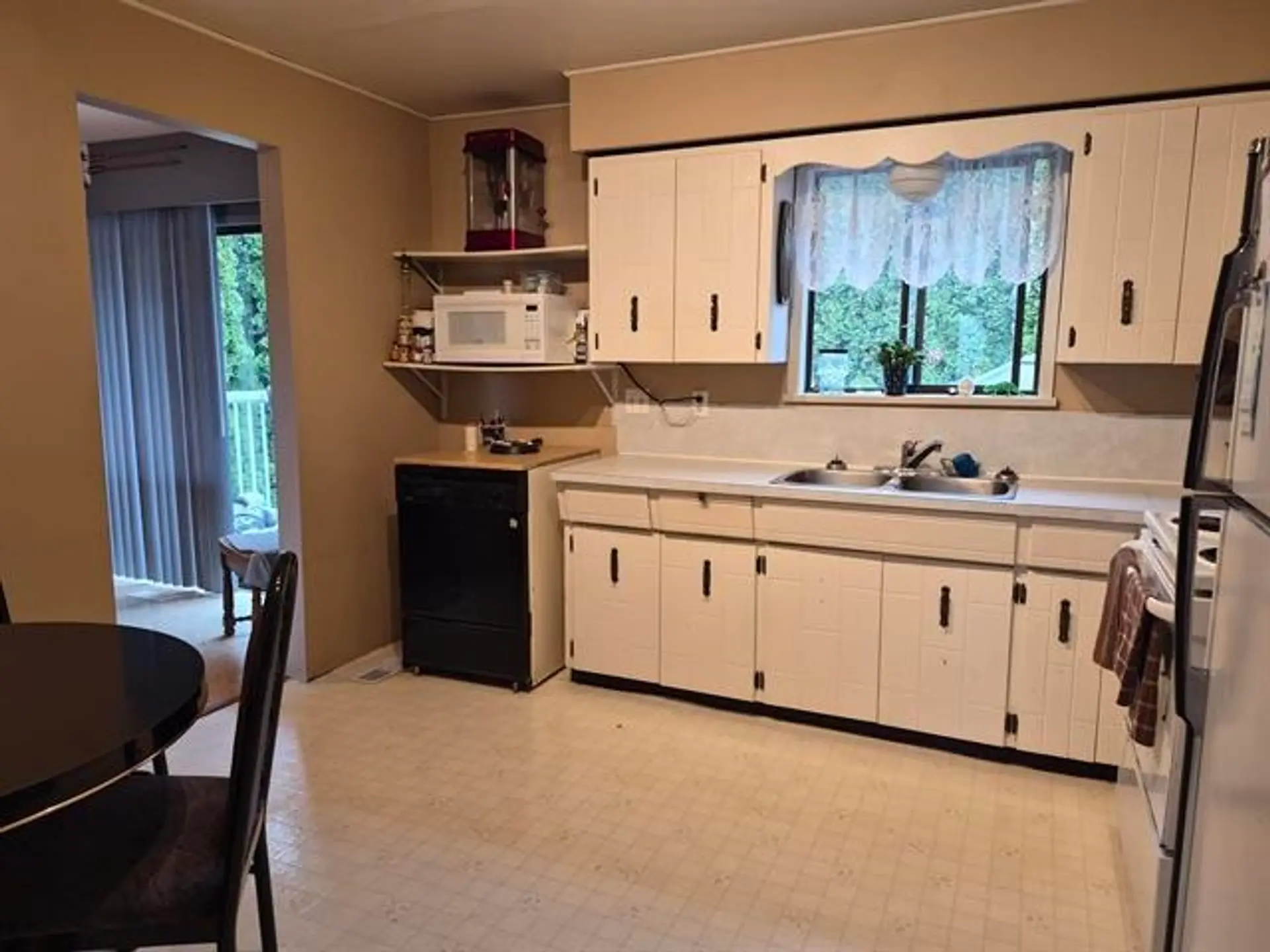 46494 Elliott Avenue - Image 3