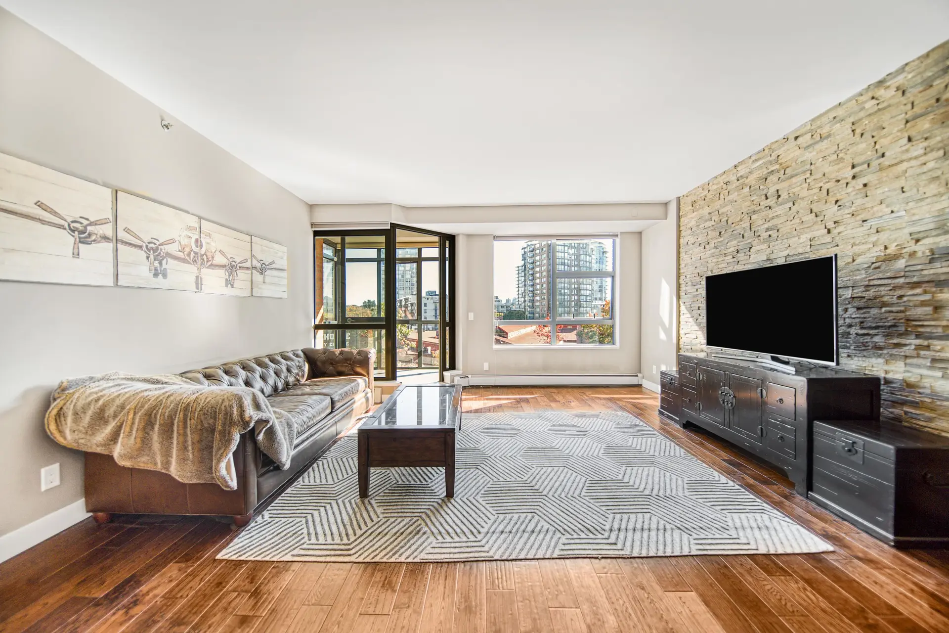 #405 212 Davie Street - Image 2