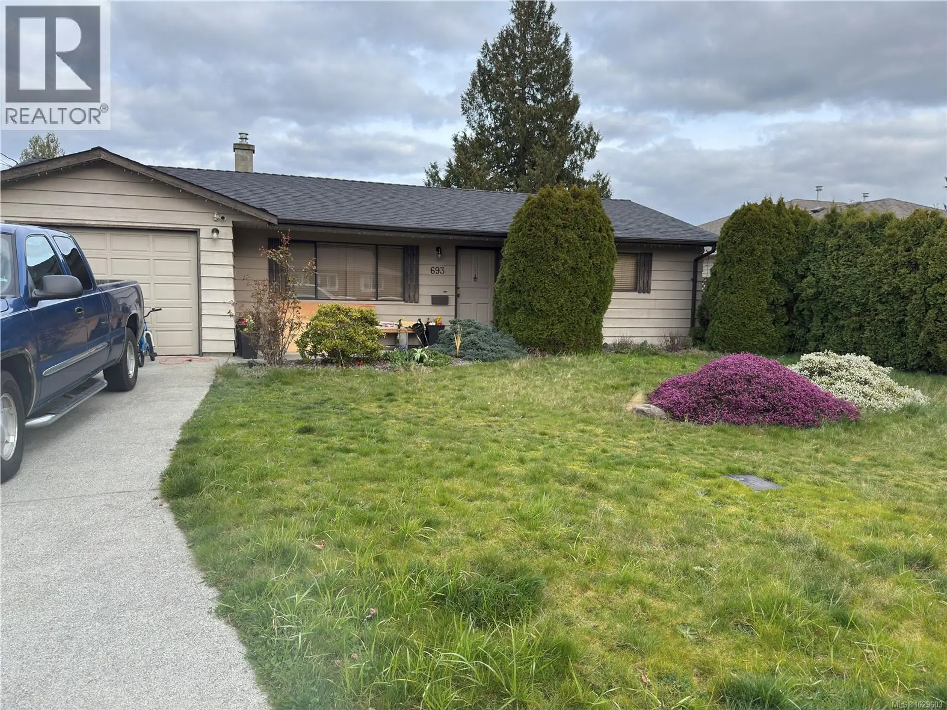 Property at 693 Wedgewood Cres, Parksville, BC