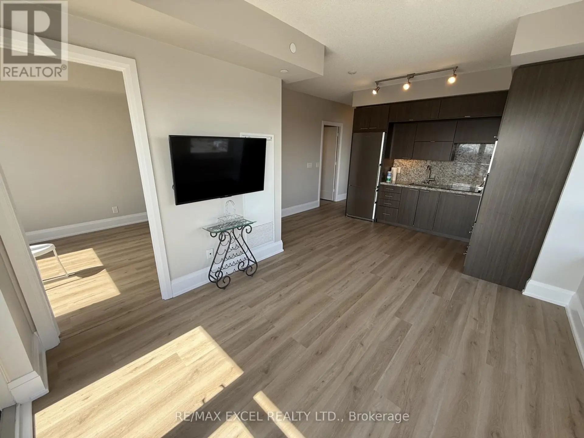 #906 120 HARRISON GARDEN BOULEVARD - Image 2
