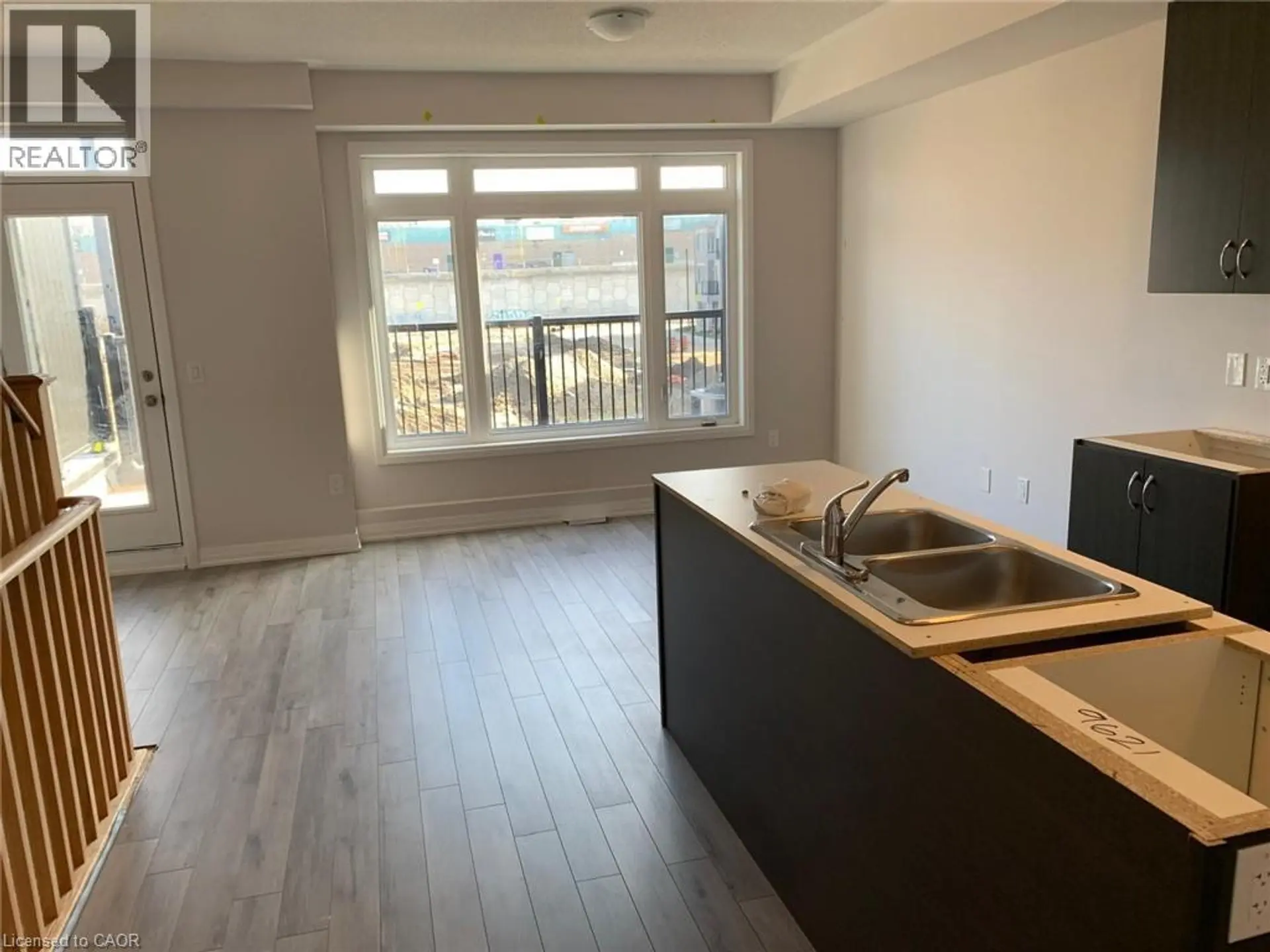 #109 585 COLBORNE STREET E - Image 6