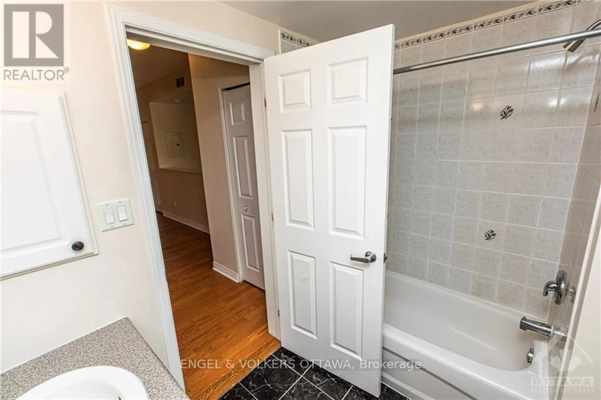 #602 134 YORK STREET - Image 12
