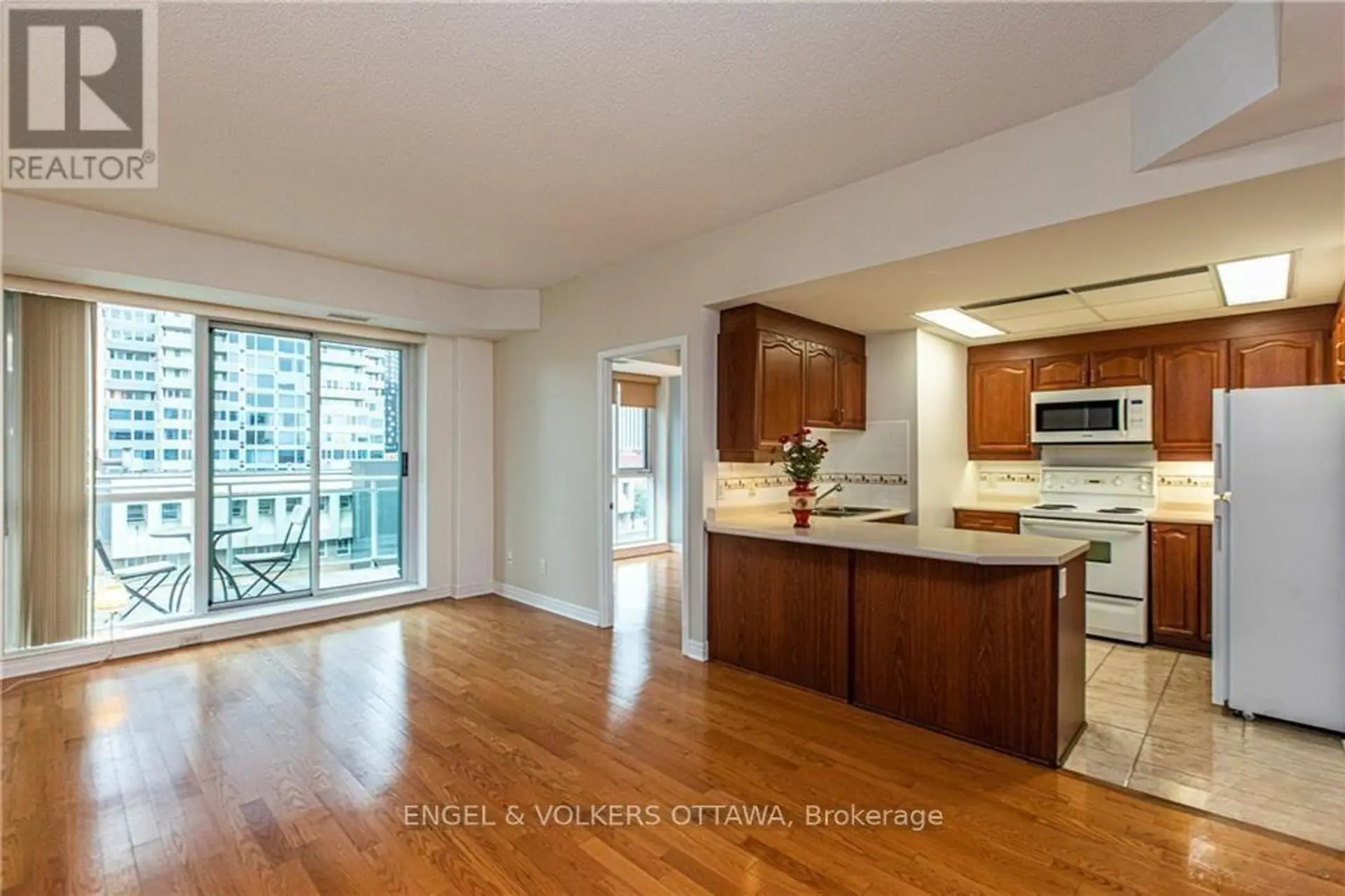 #602 134 YORK STREET - Image 2
