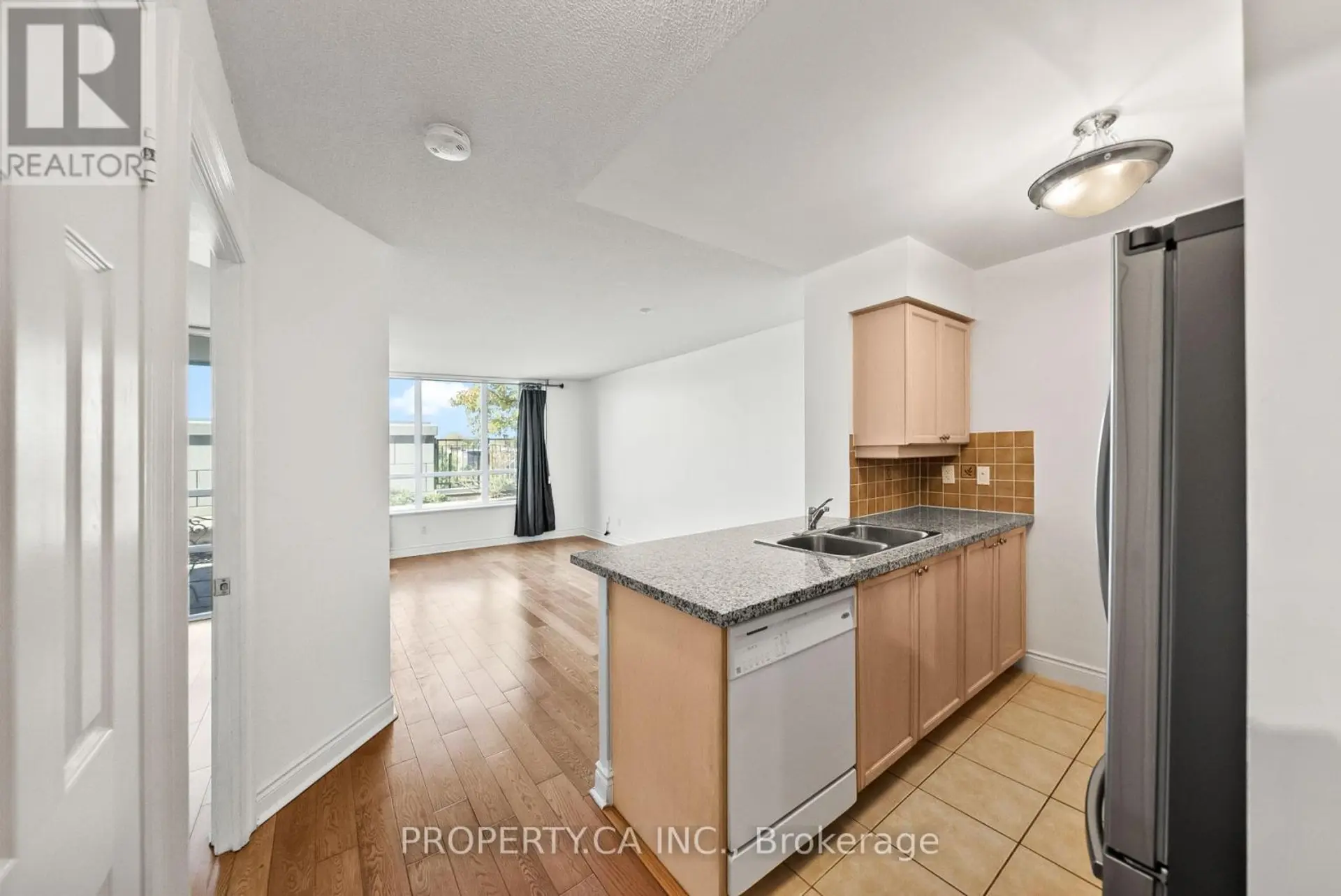 #309 15 GREENVIEW AVENUE - Image 4