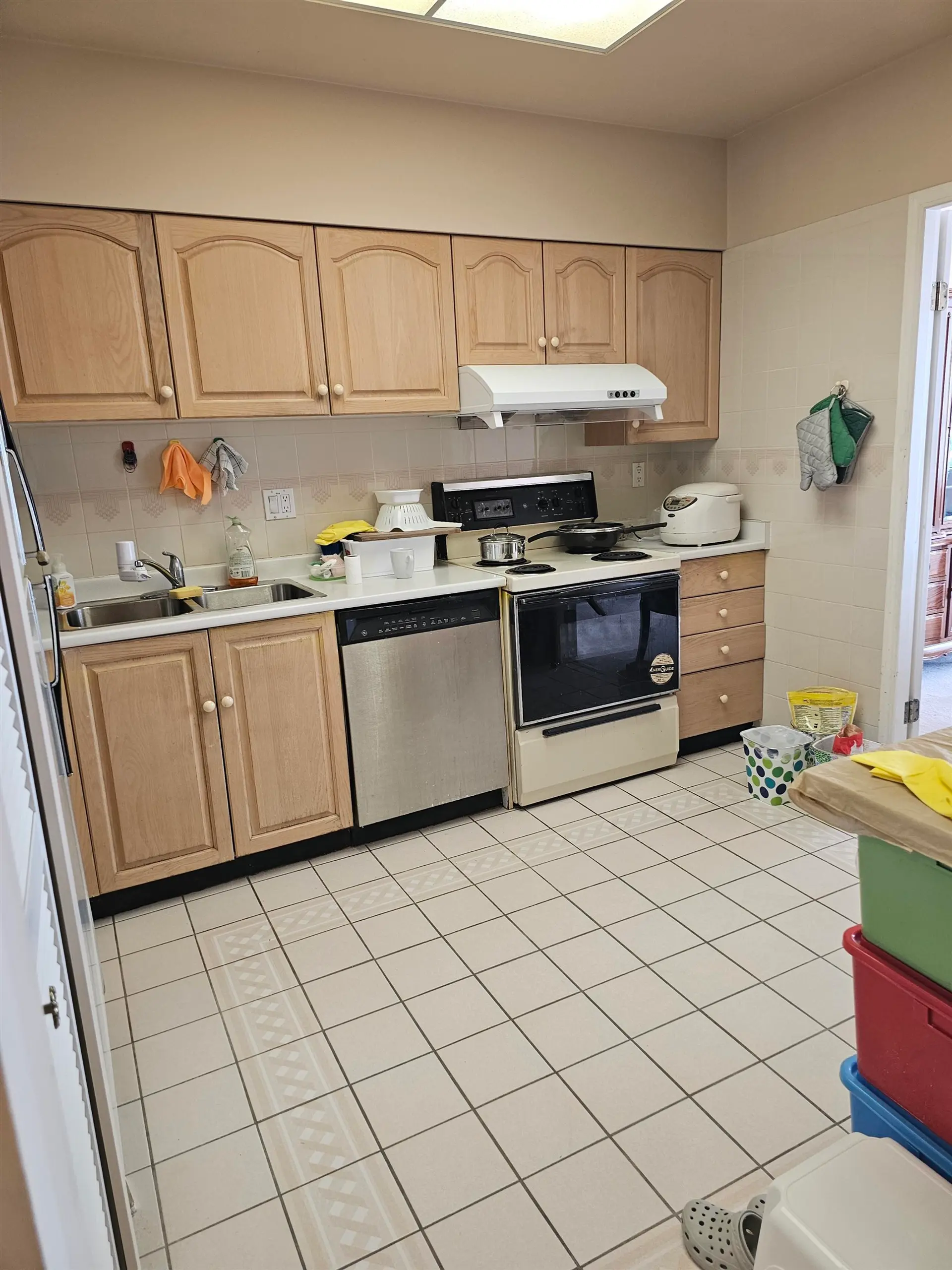 #2002 5885 Olive Avenue - Image 9