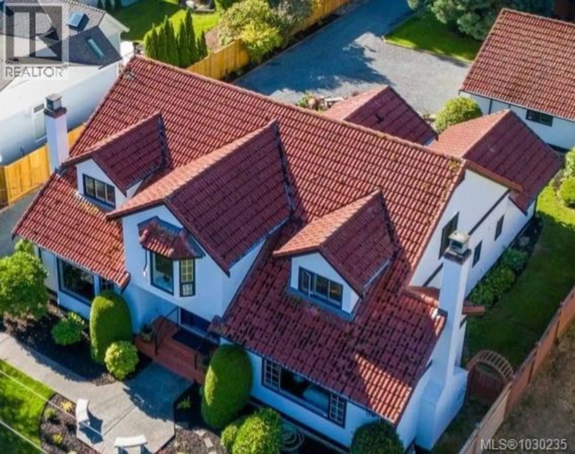 Property at 158 Crescent Rd E, Qualicum Beach, BC