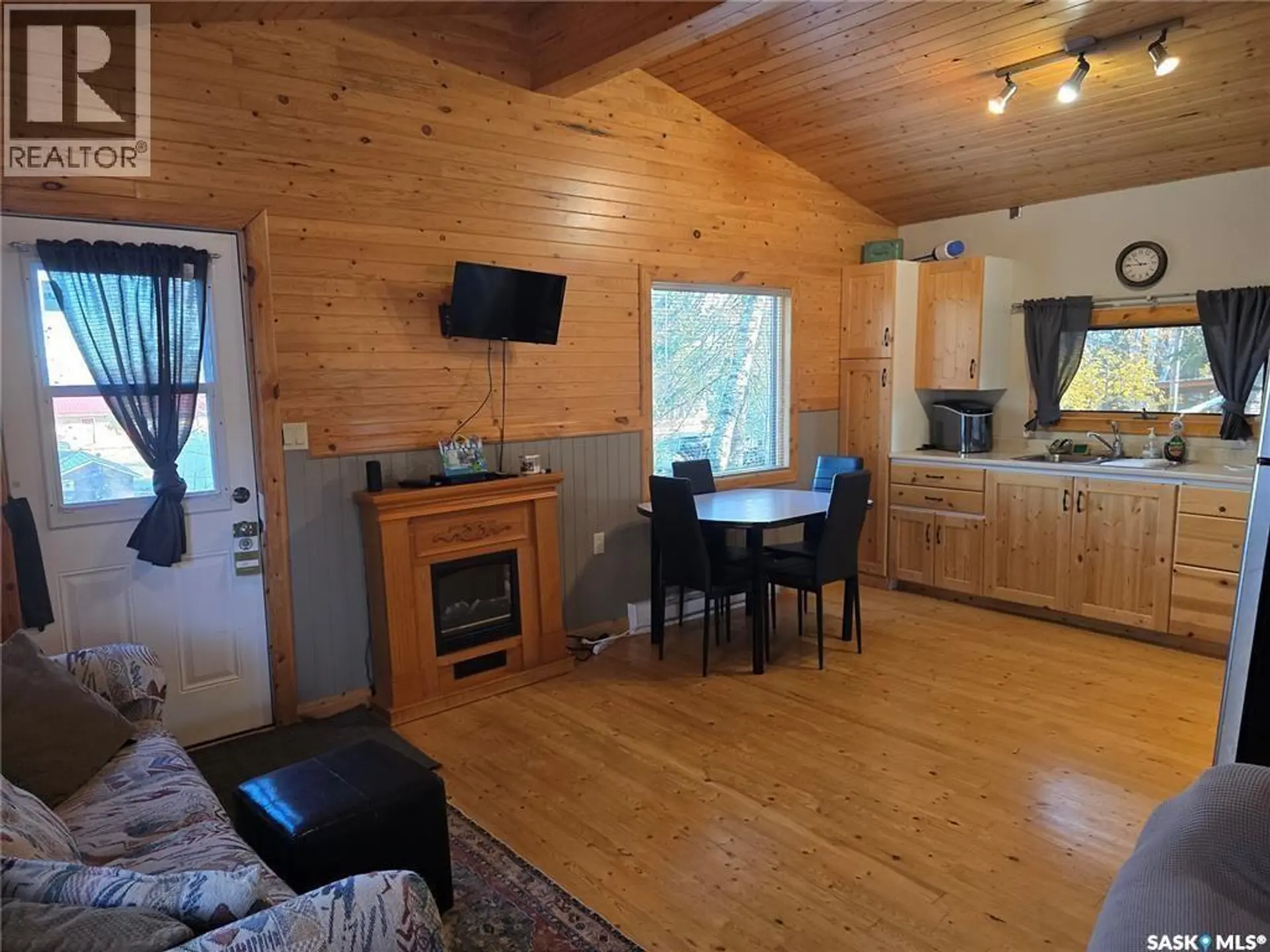 207 PINE DRIVE - Image 2