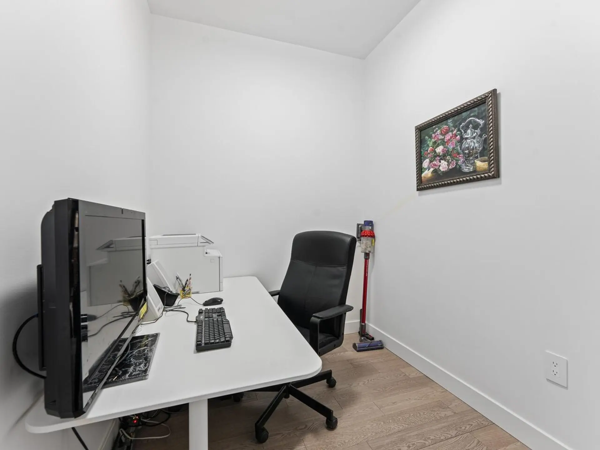 #302 3220 Connaught Crescent - Image 15
