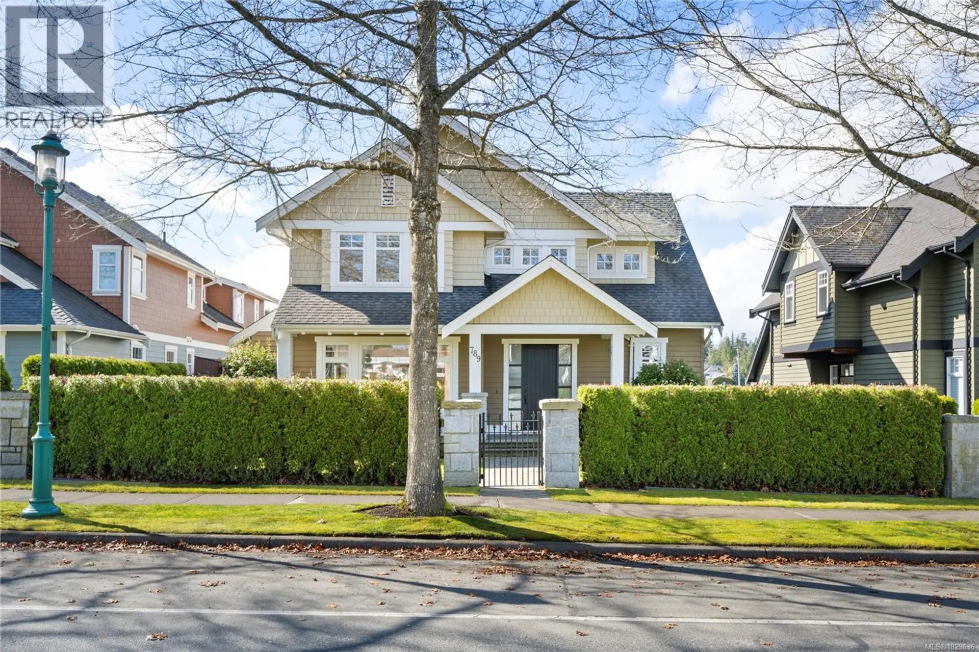 Property at 789 Memorial Ave, Qualicum Beach, BC