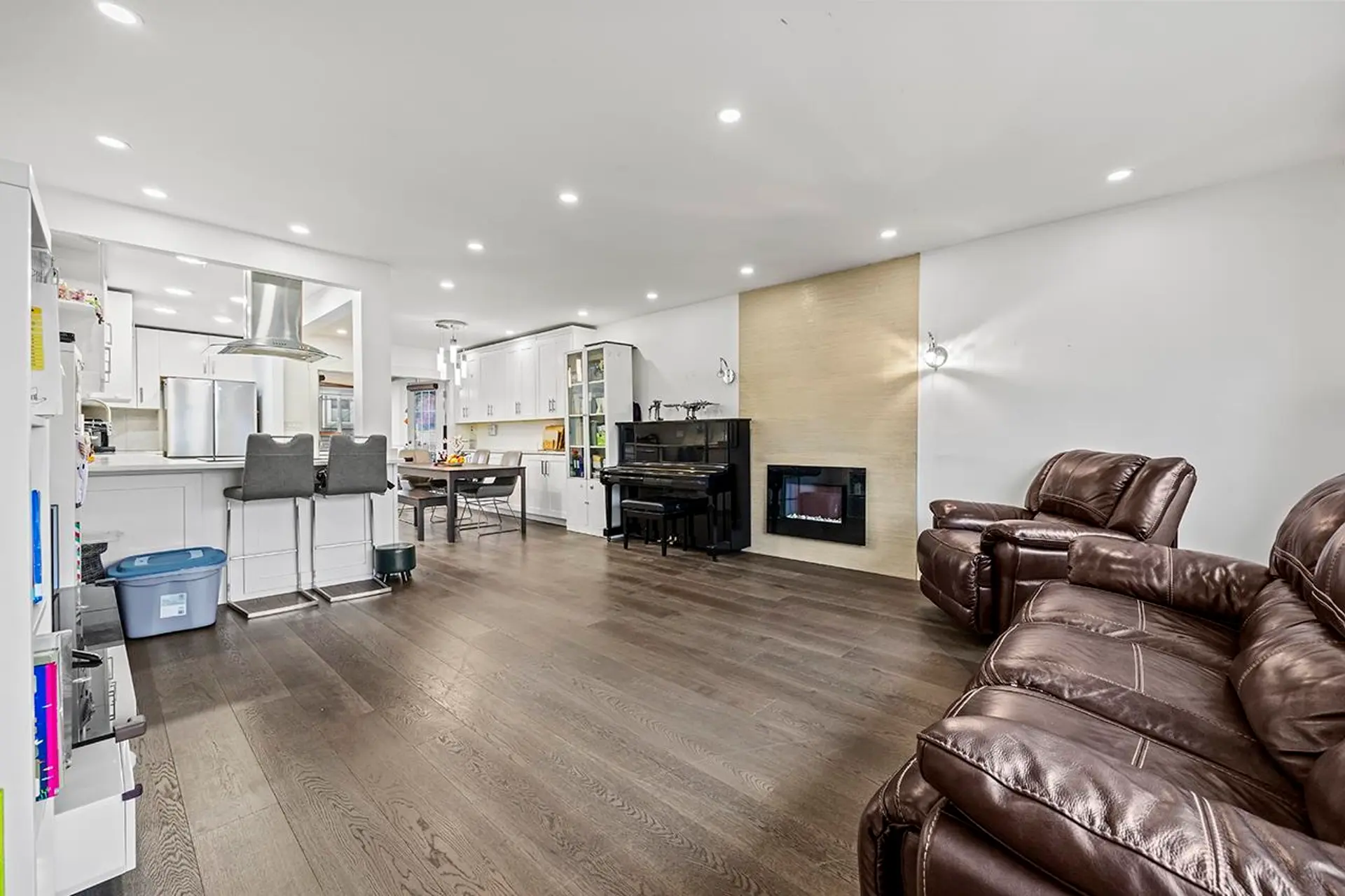778 E 52nd Avenue - Image 2