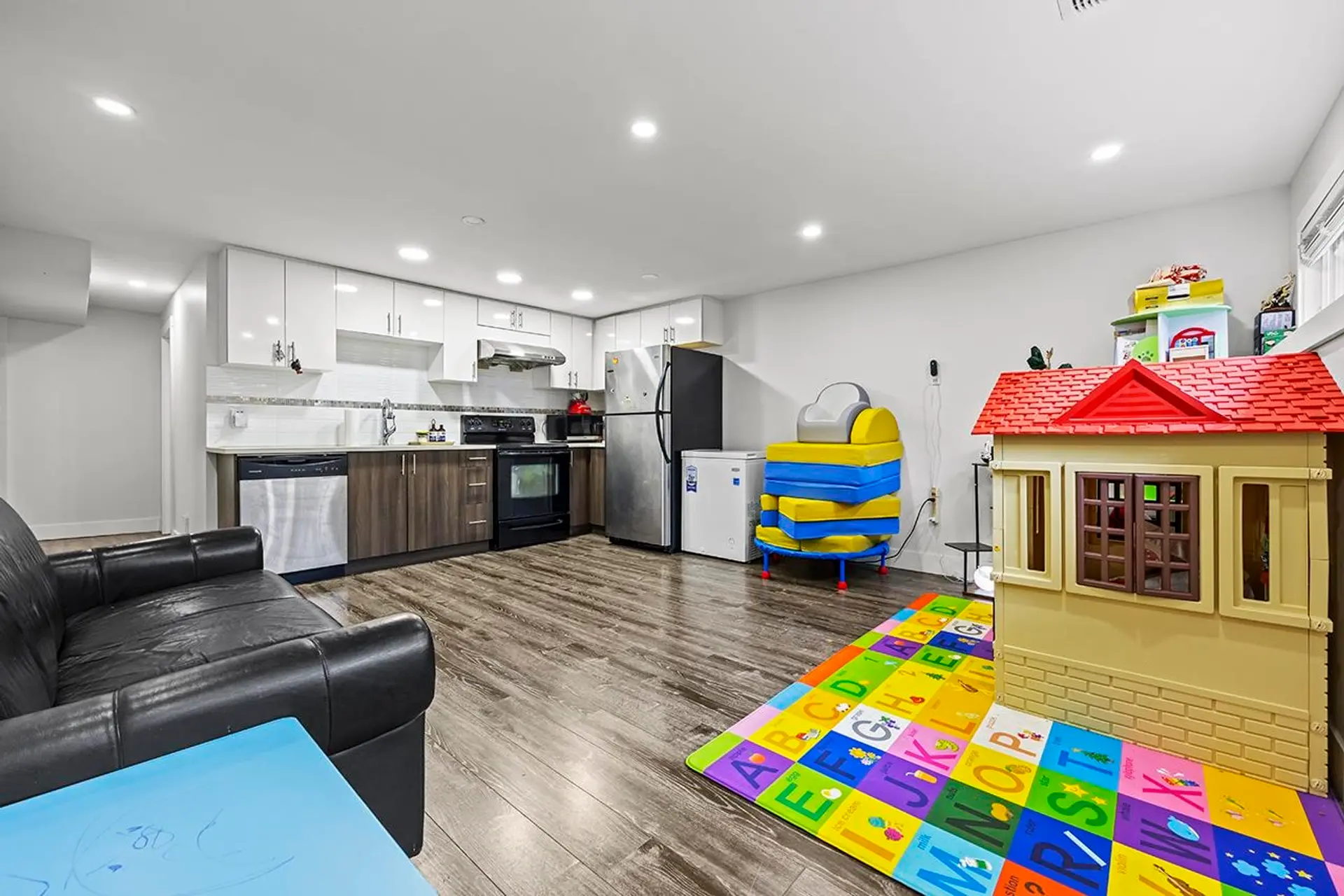 778 E 52nd Avenue - Image 15