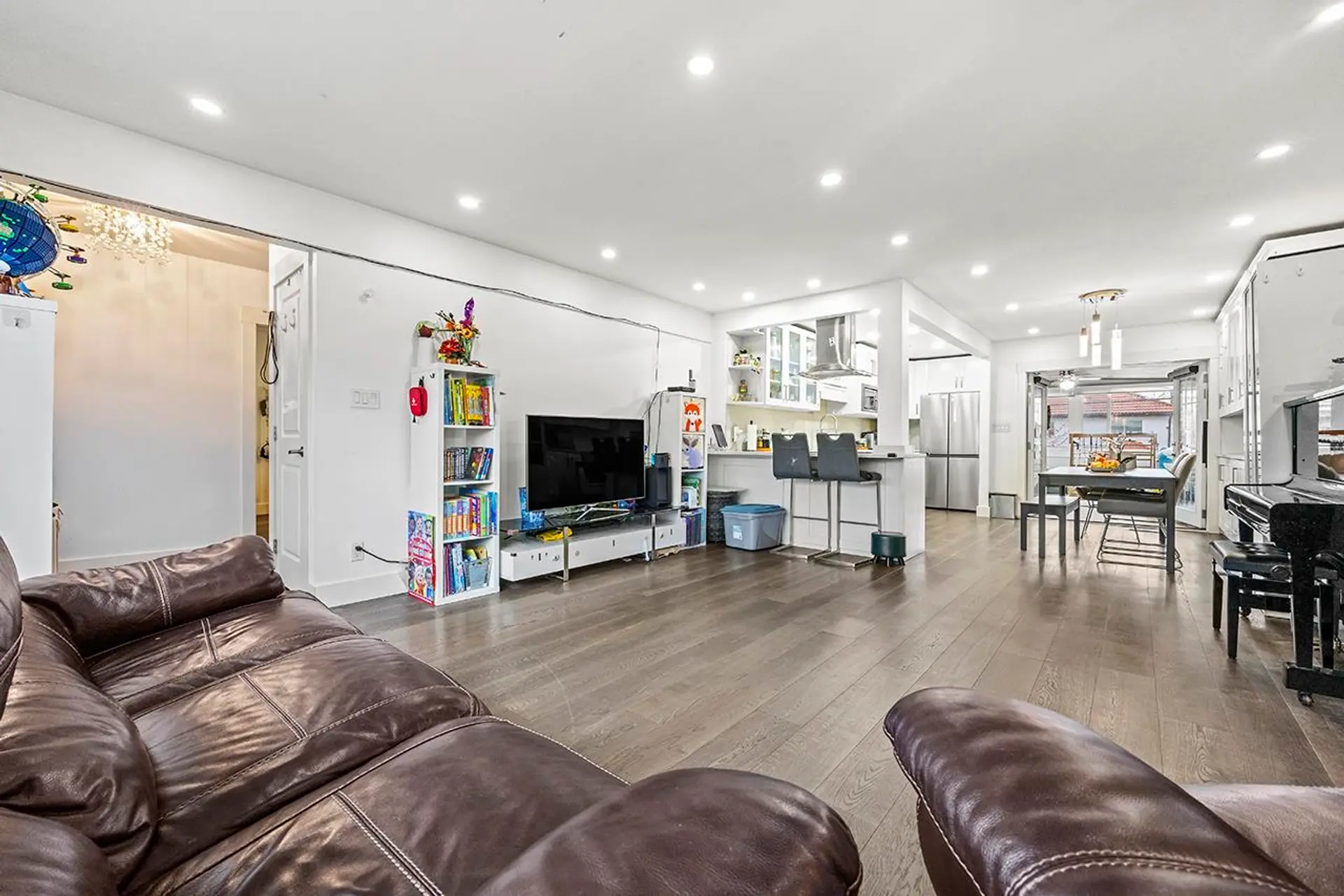778 E 52nd Avenue - Image 4