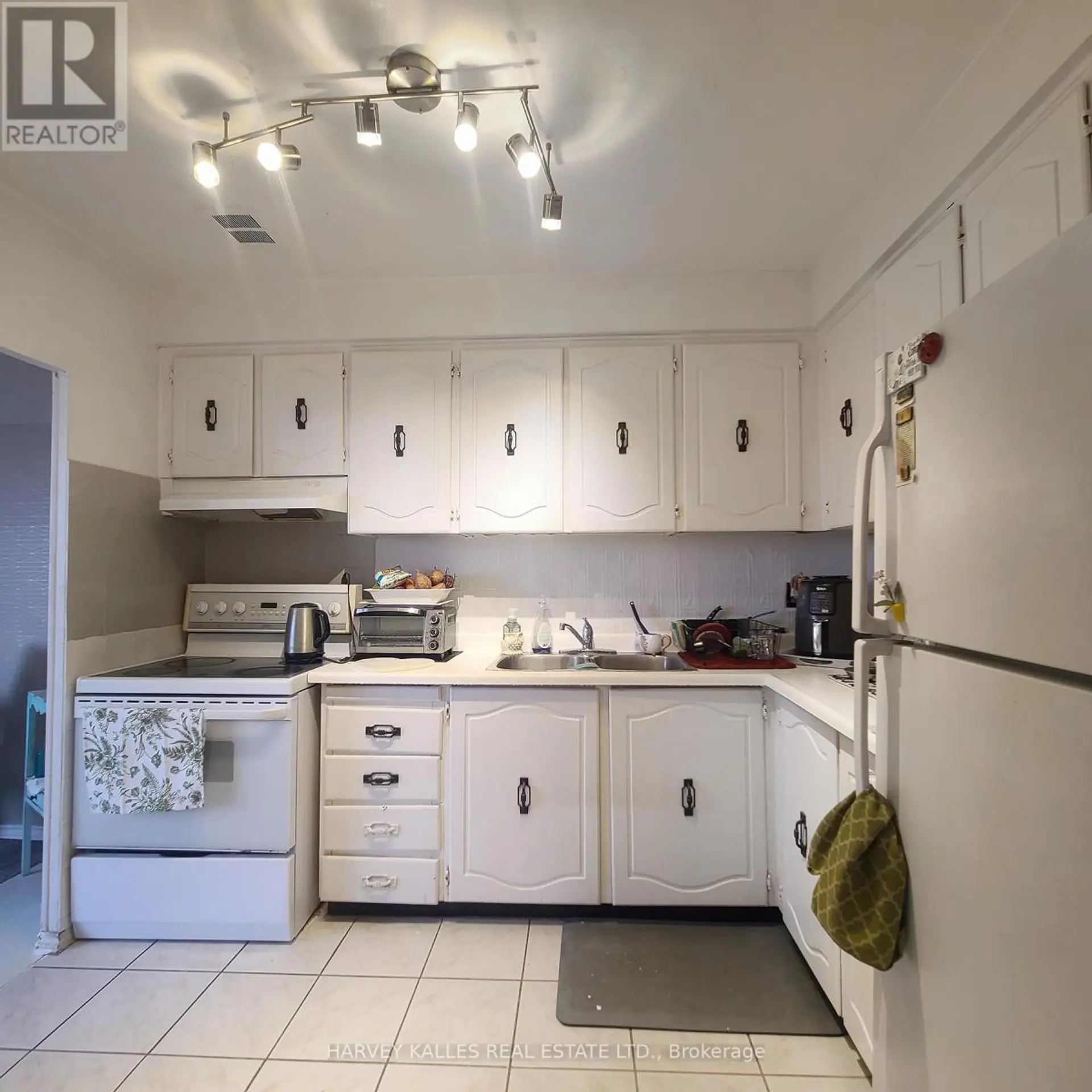 #703 825 KENNEDY ROAD - Image 13