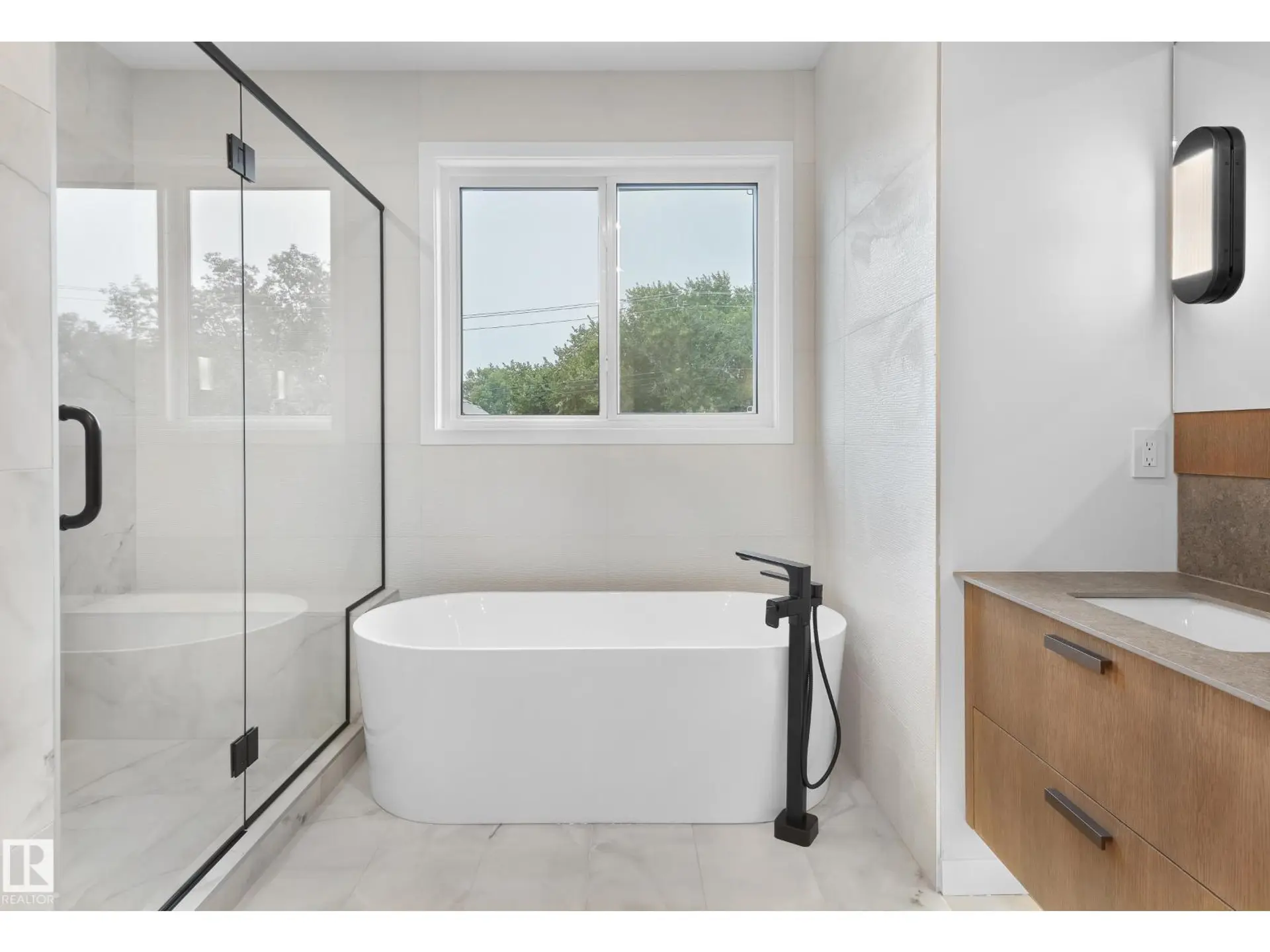 8318 120 ST NW - Image 18