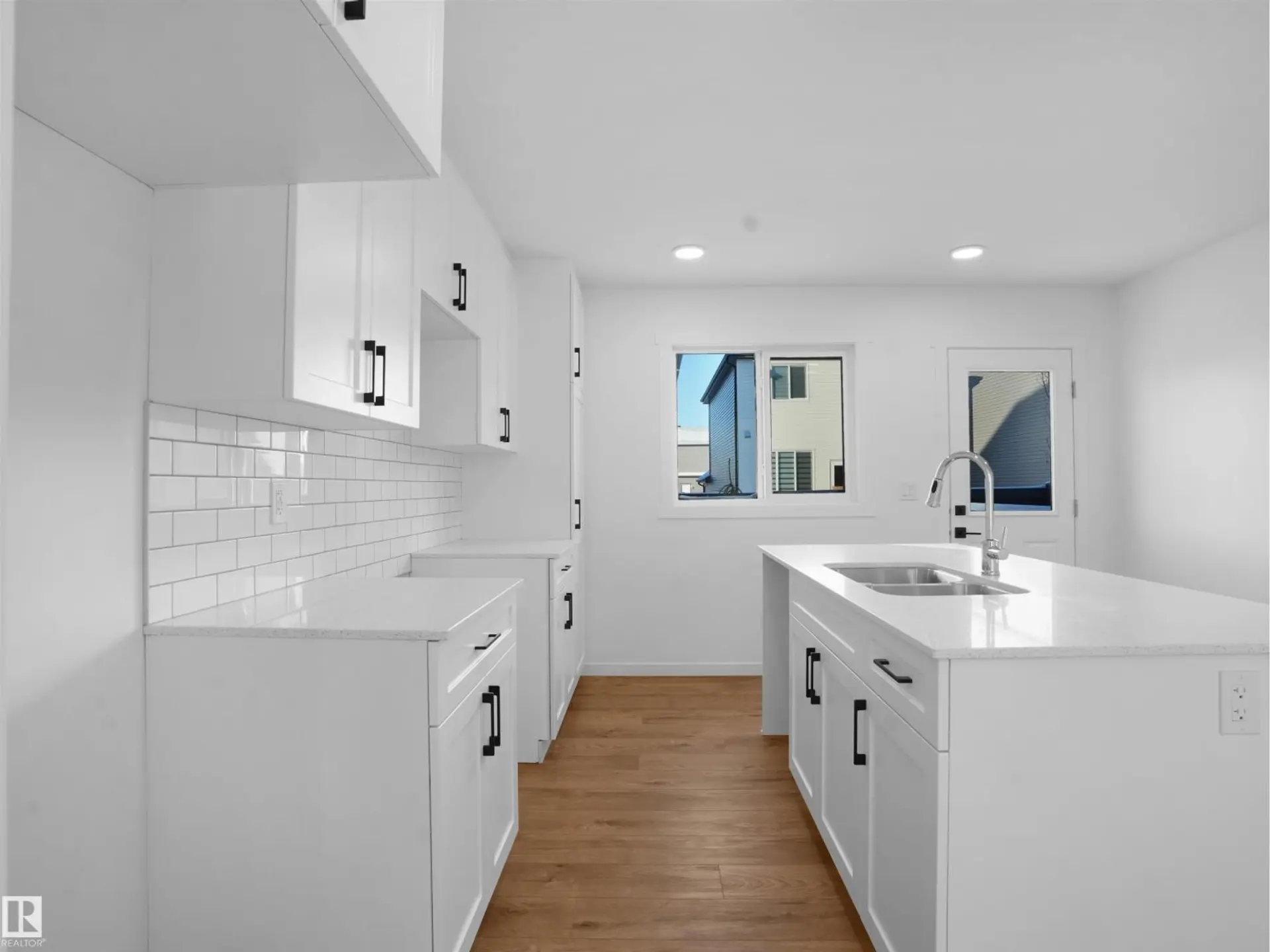 2 18640 18 AV NW - Image 8