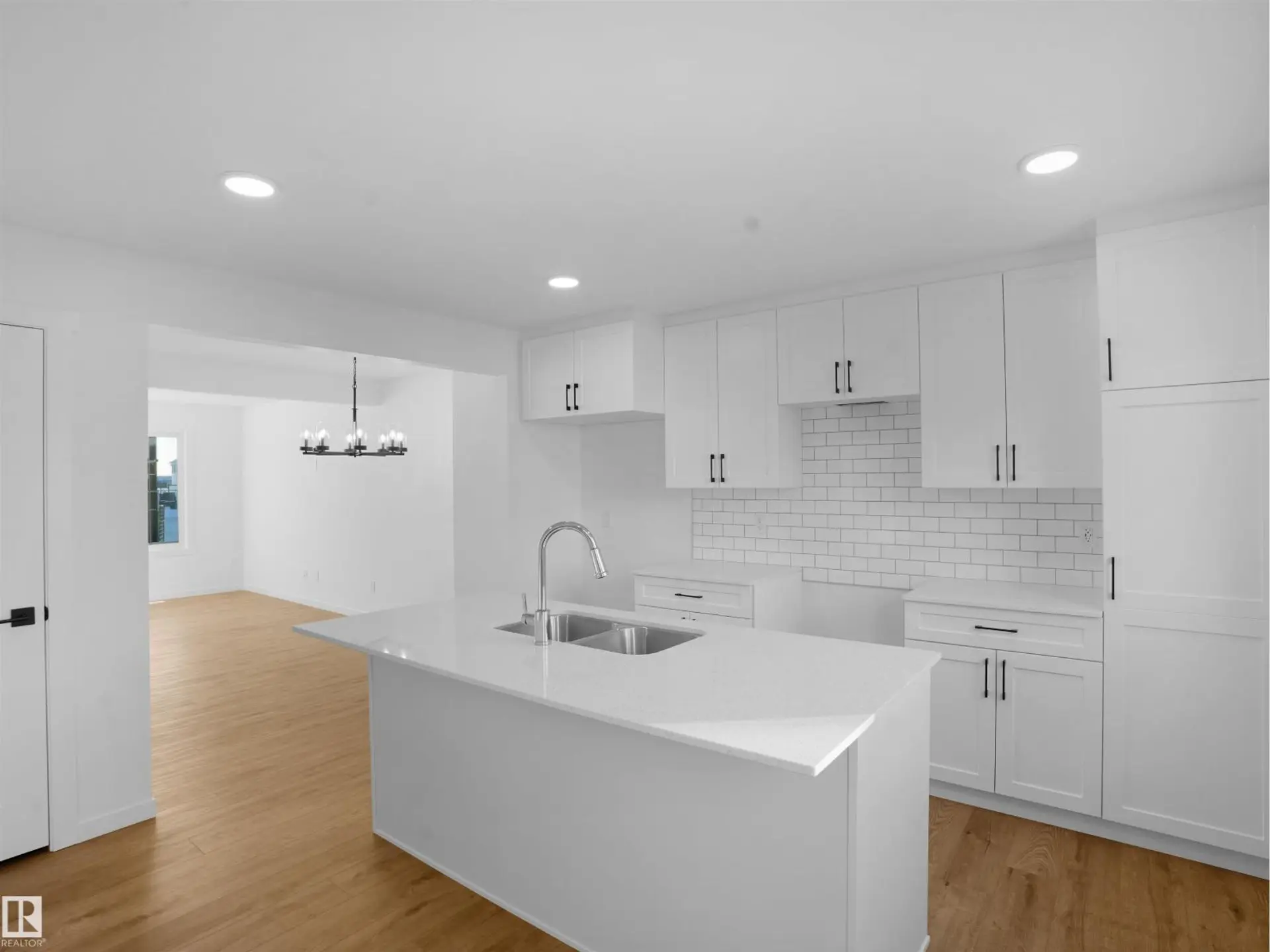 2 18640 18 AV NW - Image 9