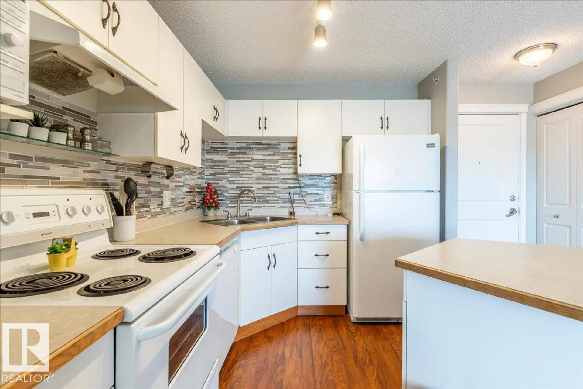 #523 10535 122 ST NW NW - Image 4