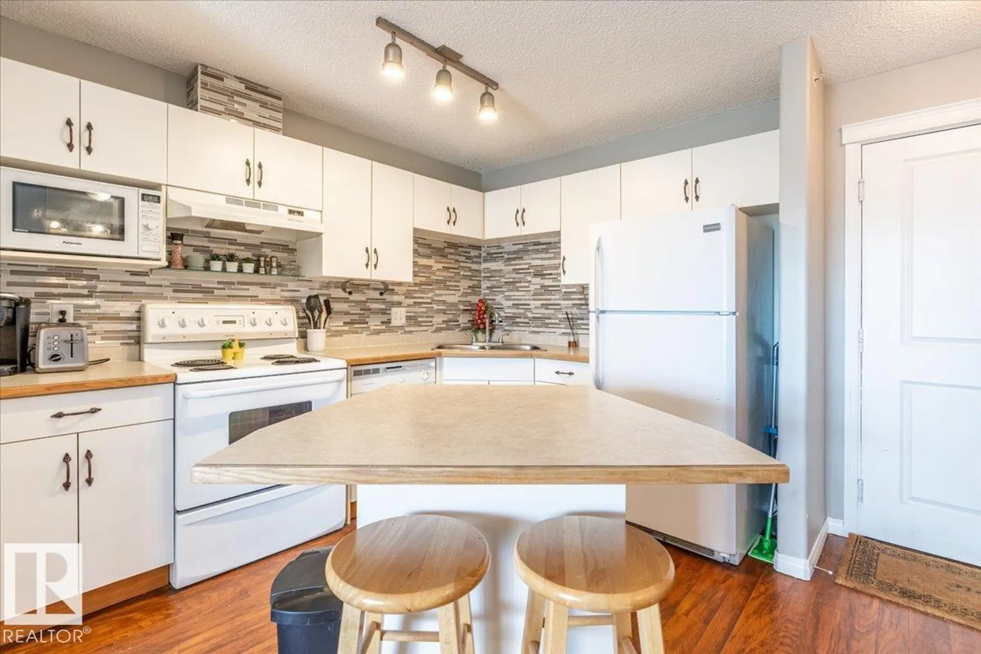 #523 10535 122 ST NW NW - Image 5