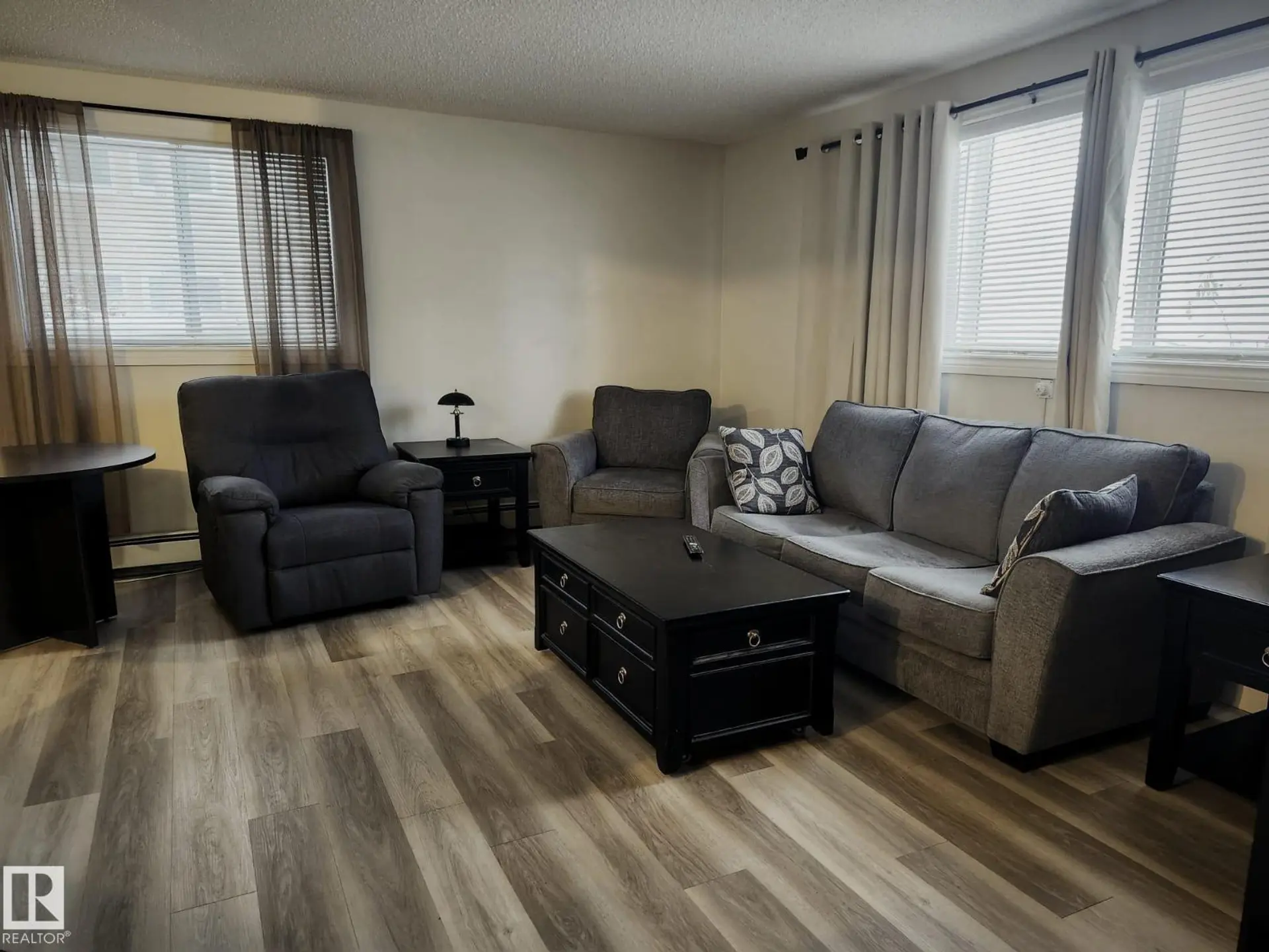 #4 6120 118 AV NW - Image 2