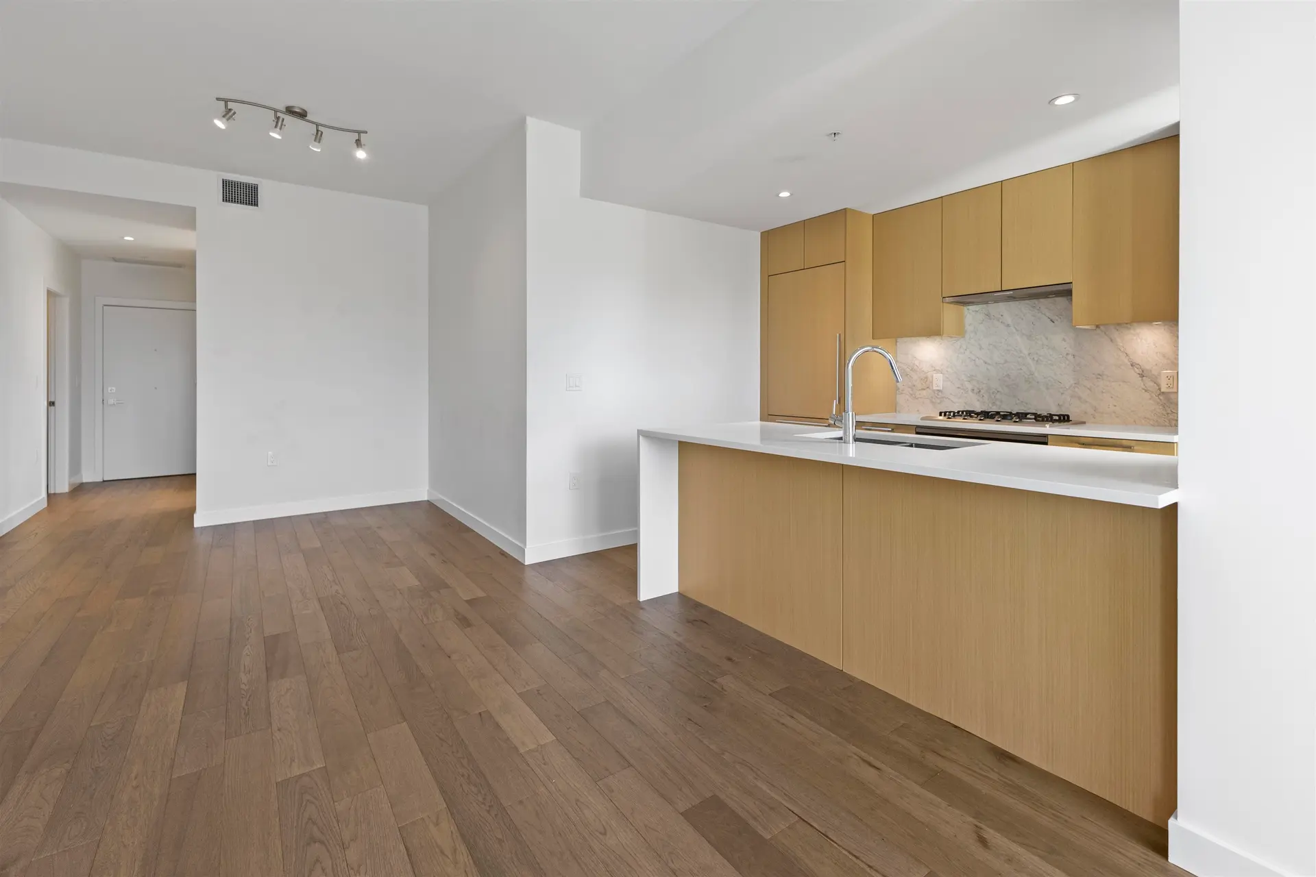 #307 5383 Cambie Street - Image 7