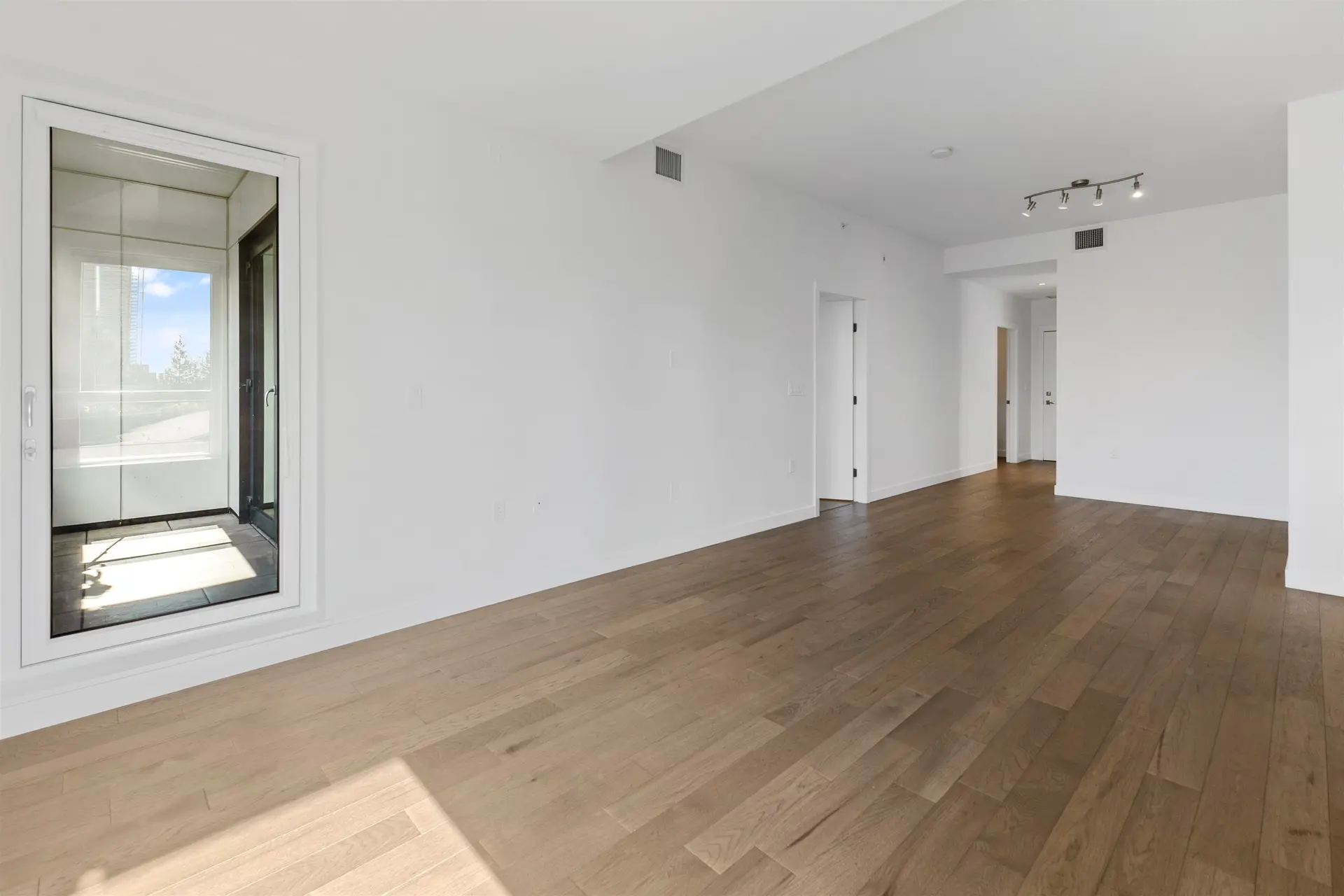 #307 5383 Cambie Street - Image 8