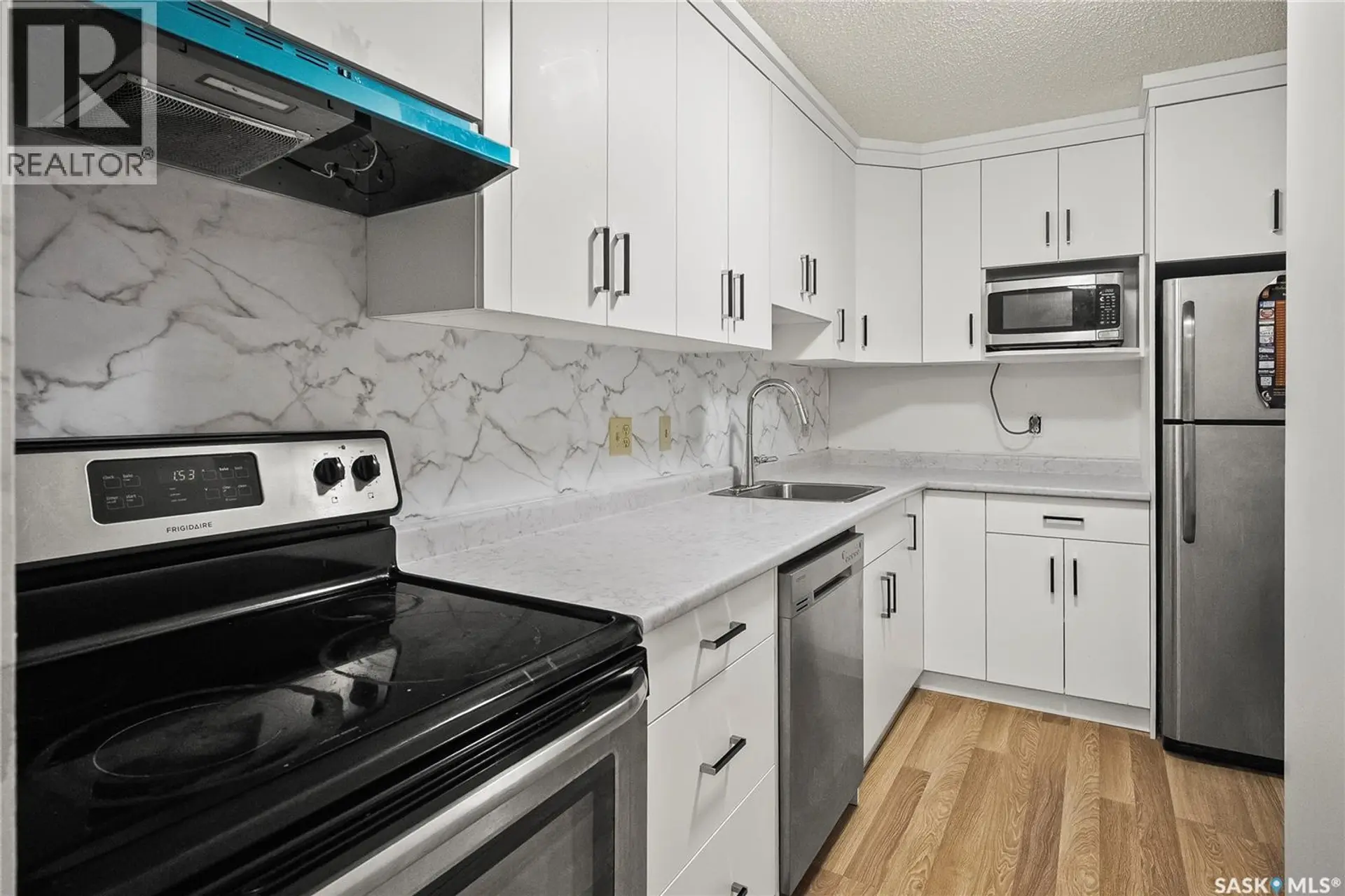 #201 215 Kingsmere BOULEVARD - Image 2