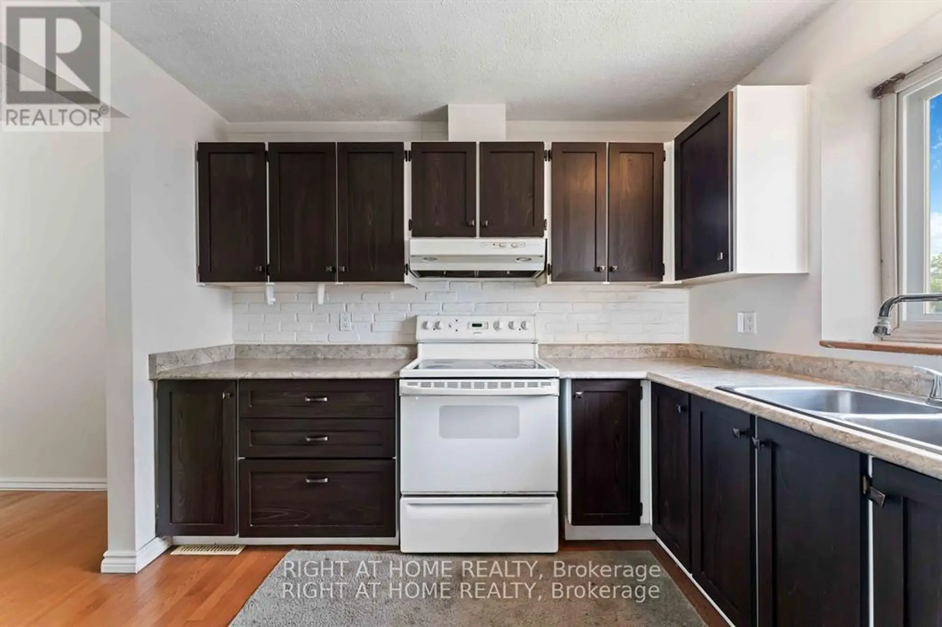 #21 5 HADLEY CIRCLE - Image 4