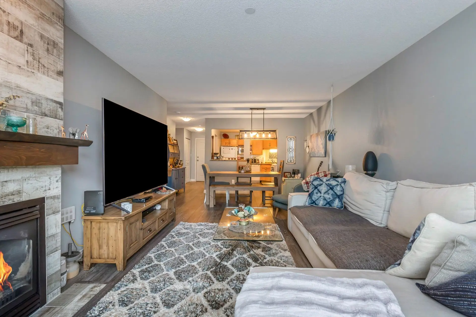 Property at #102 33280 E Bourquin Crescent, Abbotsford, BC