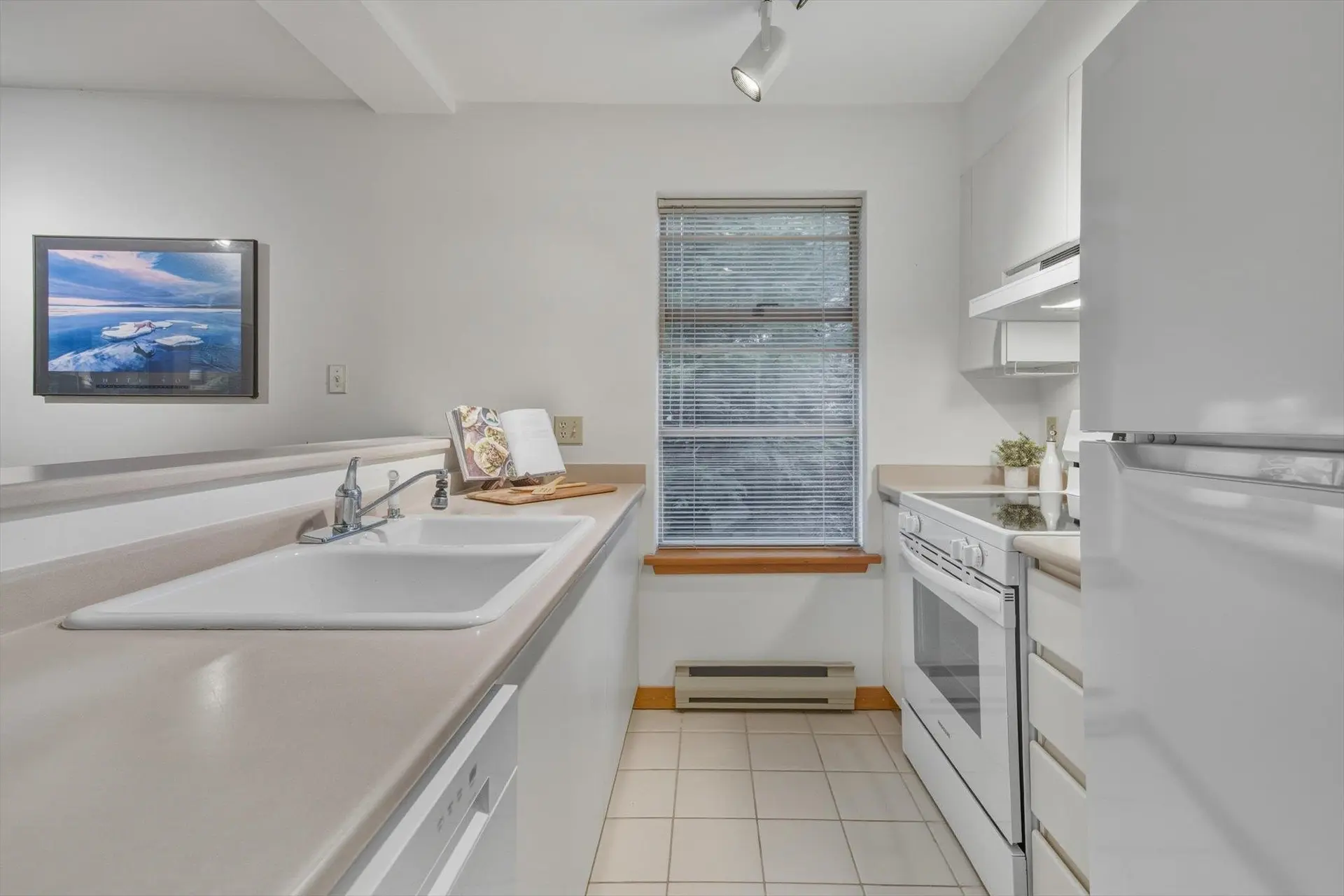#1102 3050 Hillcrest Drive - Image 9