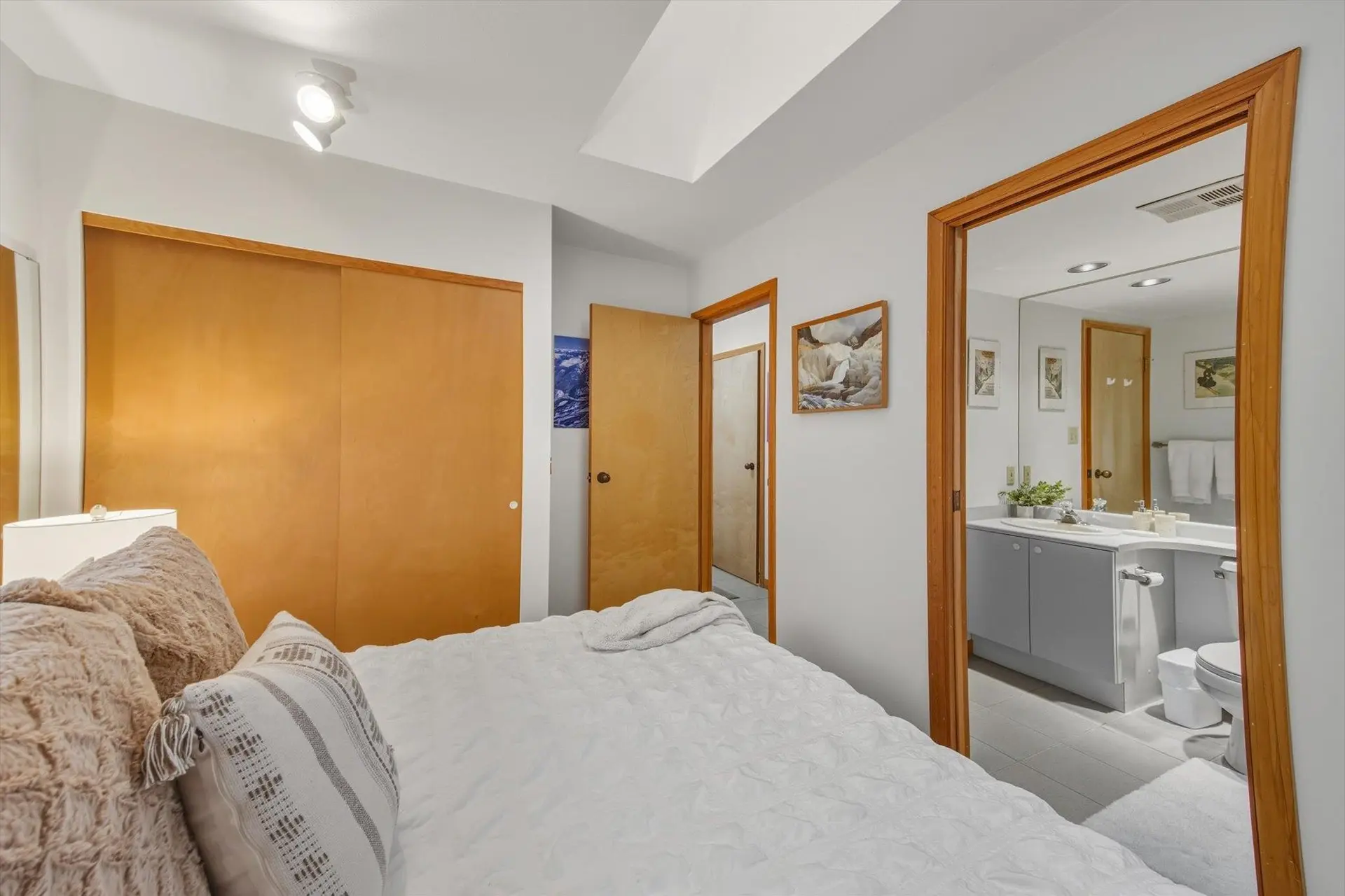 #1102 3050 Hillcrest Drive - Image 11