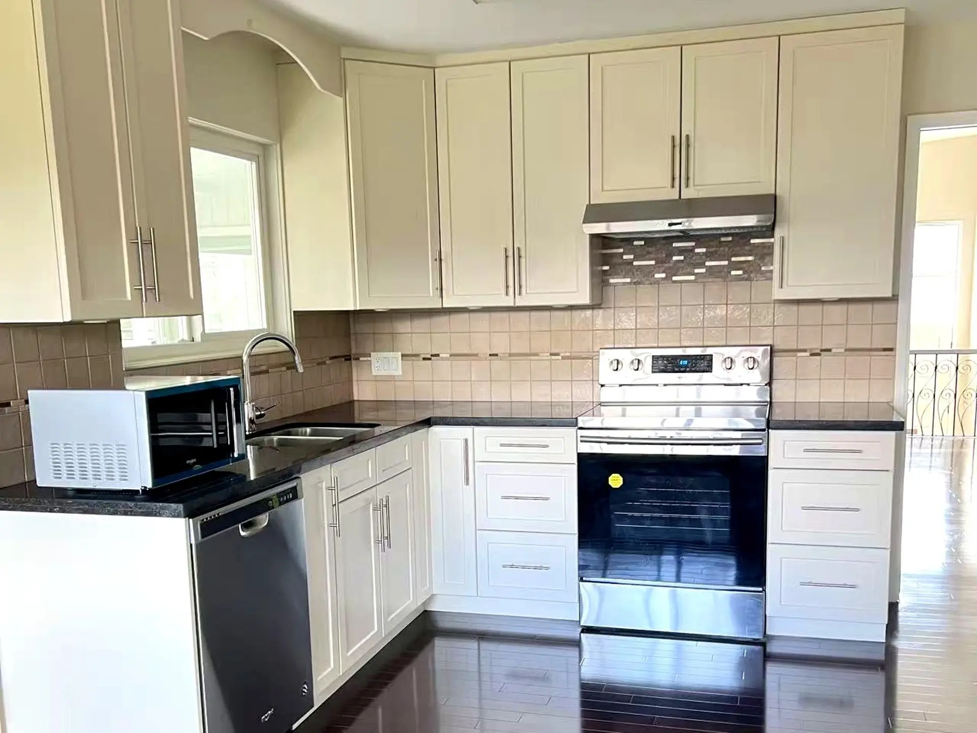 4383 Pinewood Crescent - Image 4