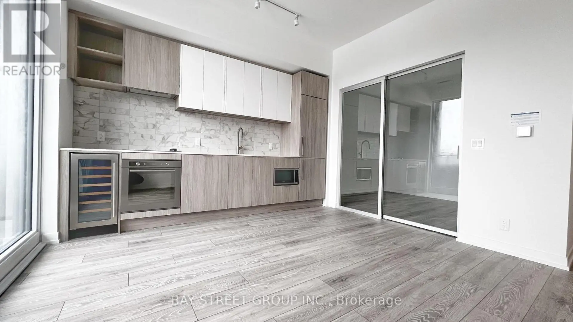 #821 2020 BATHURST STREET - Image 4
