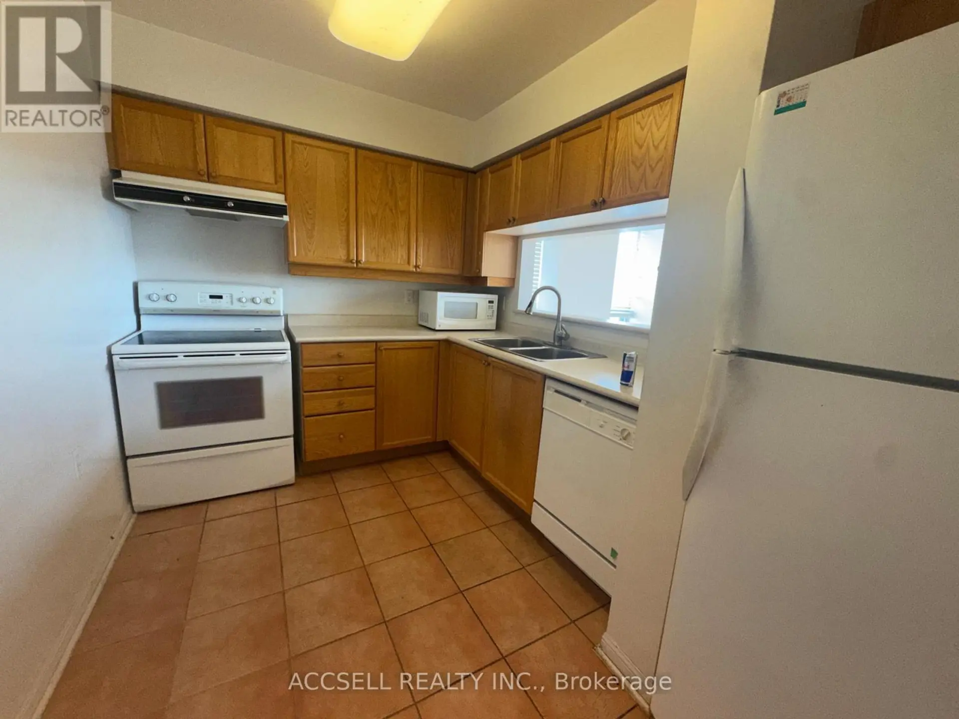 #PH12 650 LAWRENCE AVENUE W - Image 2