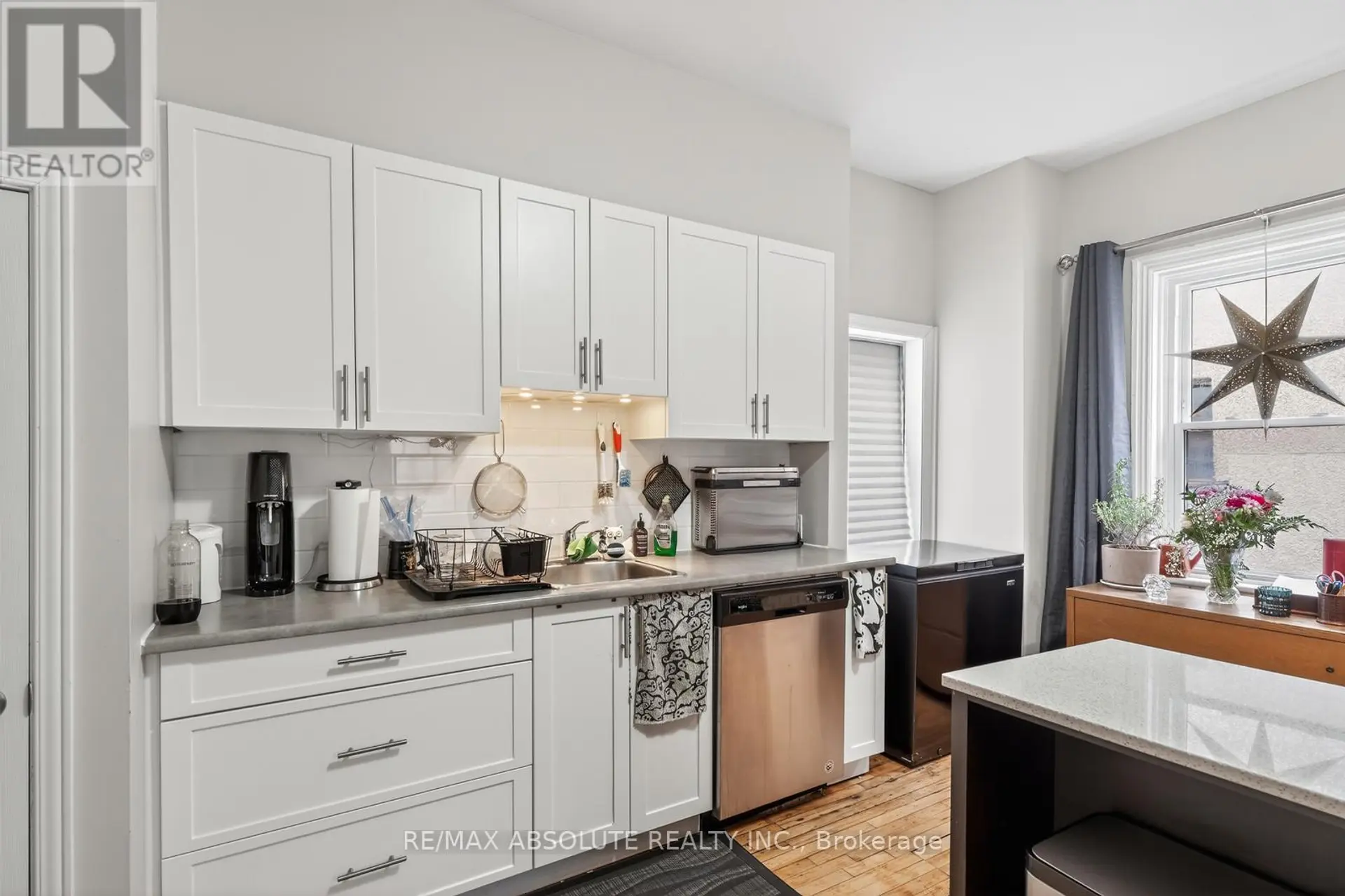 231 BELL STREET N - Image 6