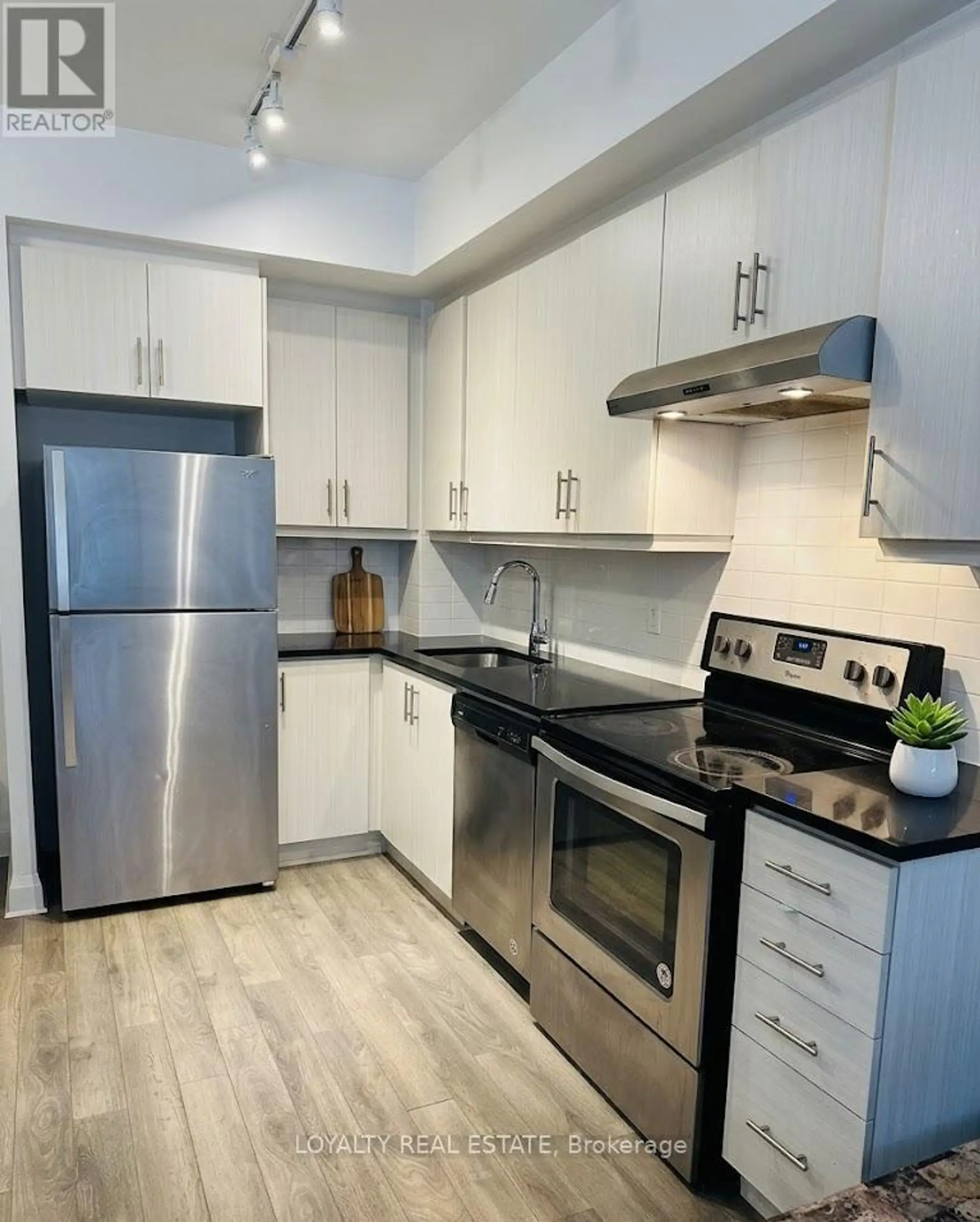 #901 17 ZORRA STREET - Image 7