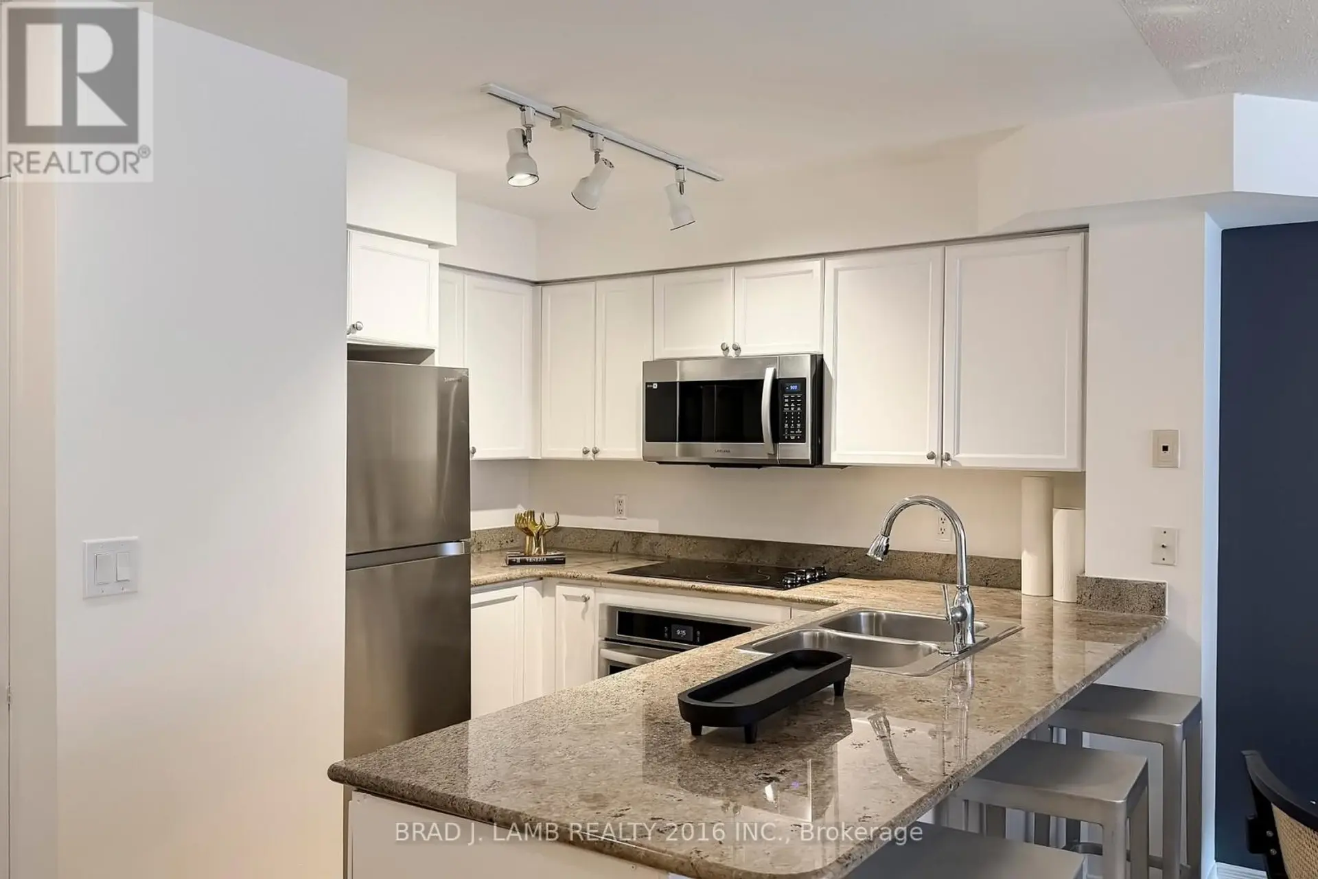 #302 245 DAVISVILLE AVENUE - Image 8