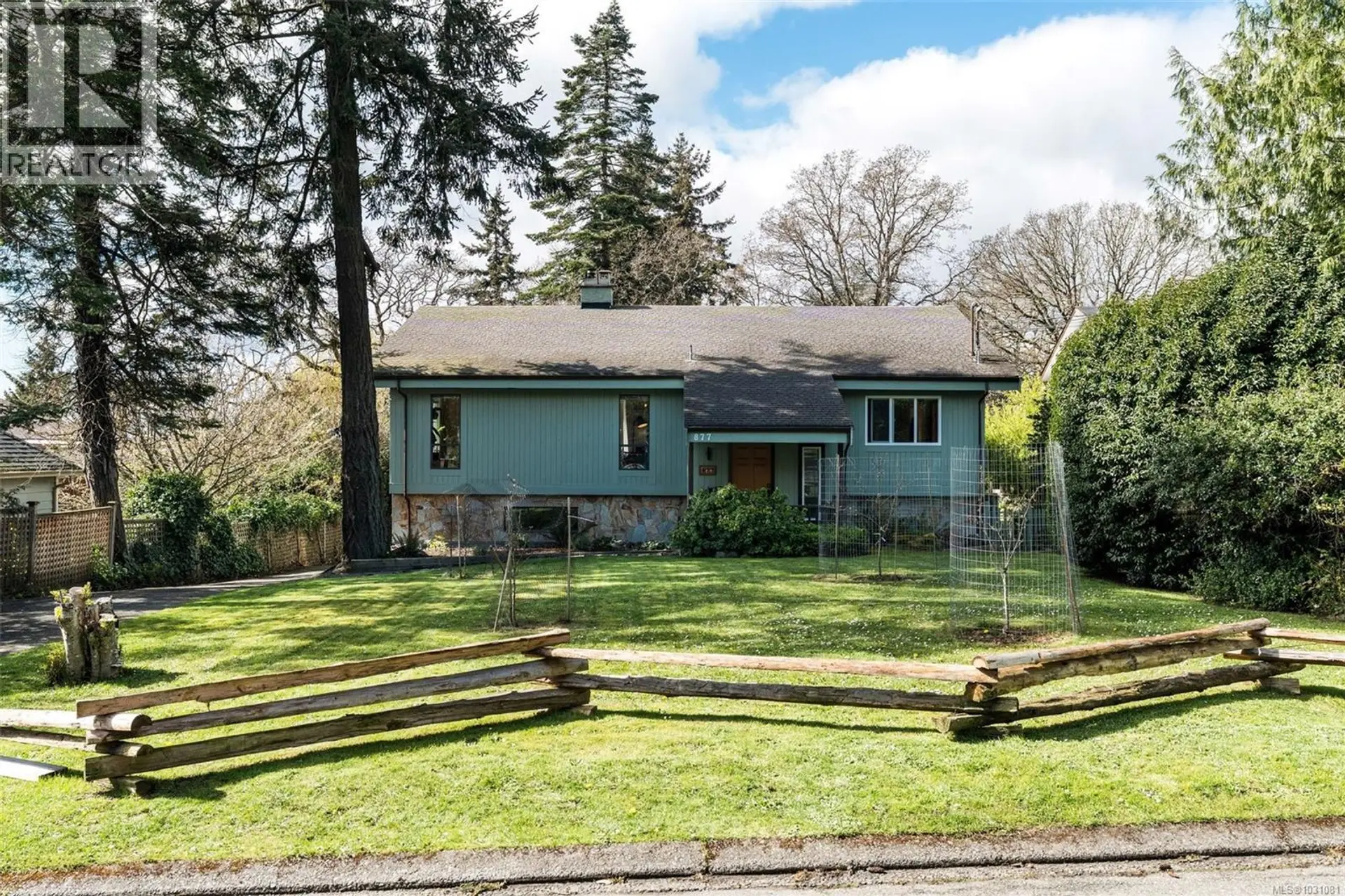 Property at 877 Kindersley Rd, Esquimalt, BC
