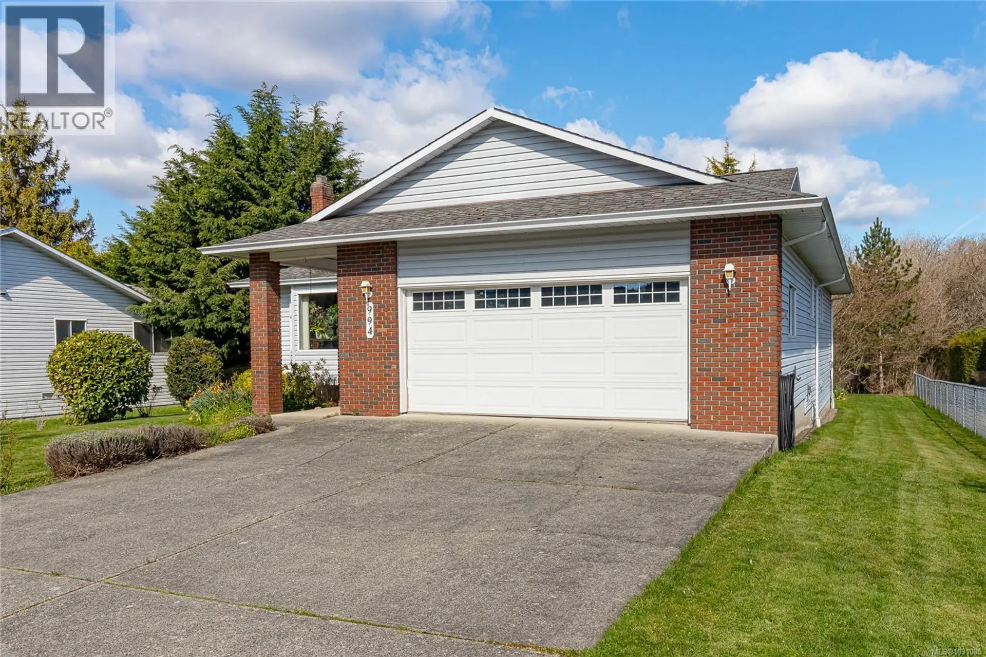 Property at 994 Meadowview Pl, Saanich, BC