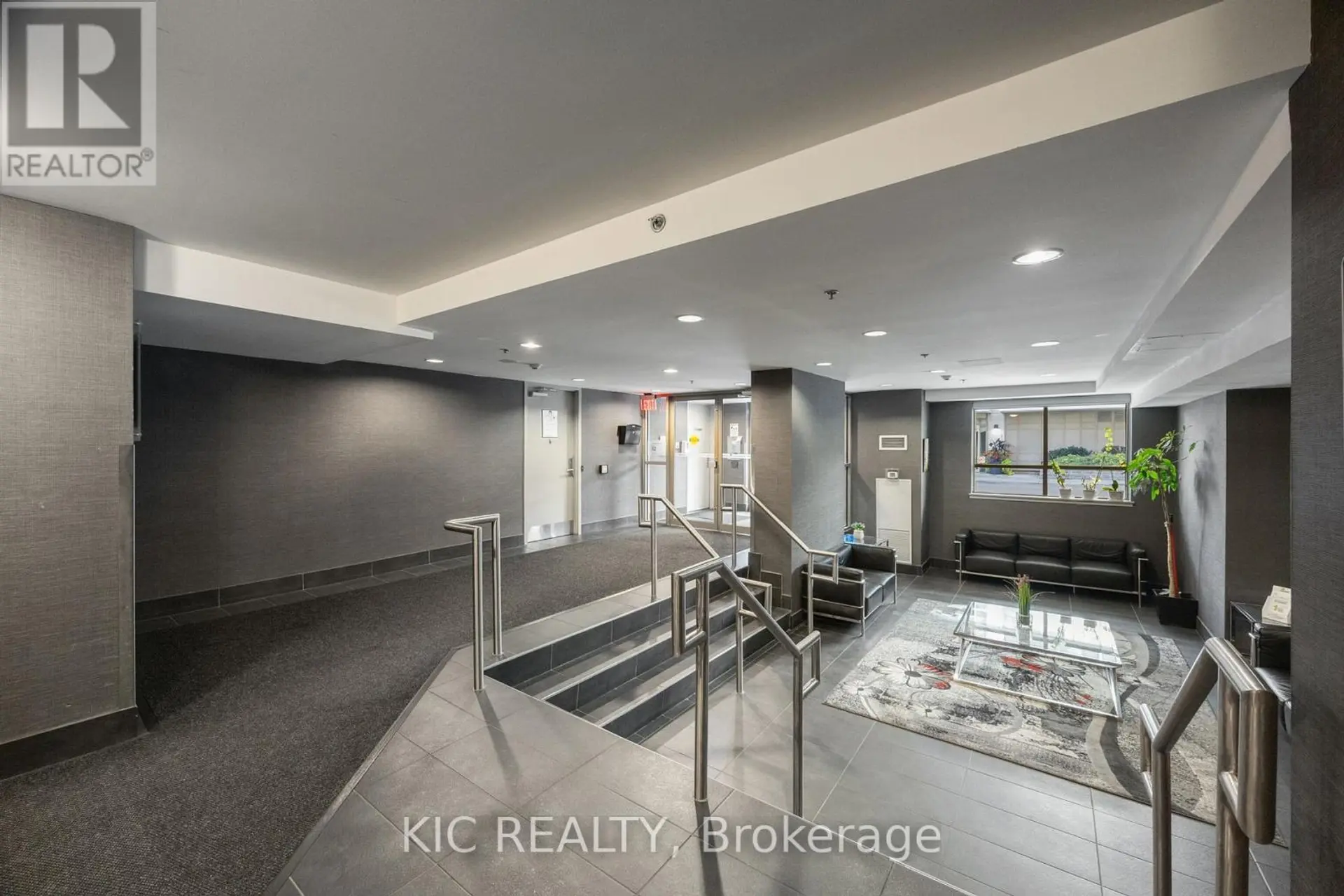 #901 812 LANSDOWNE AVENUE - Image 2
