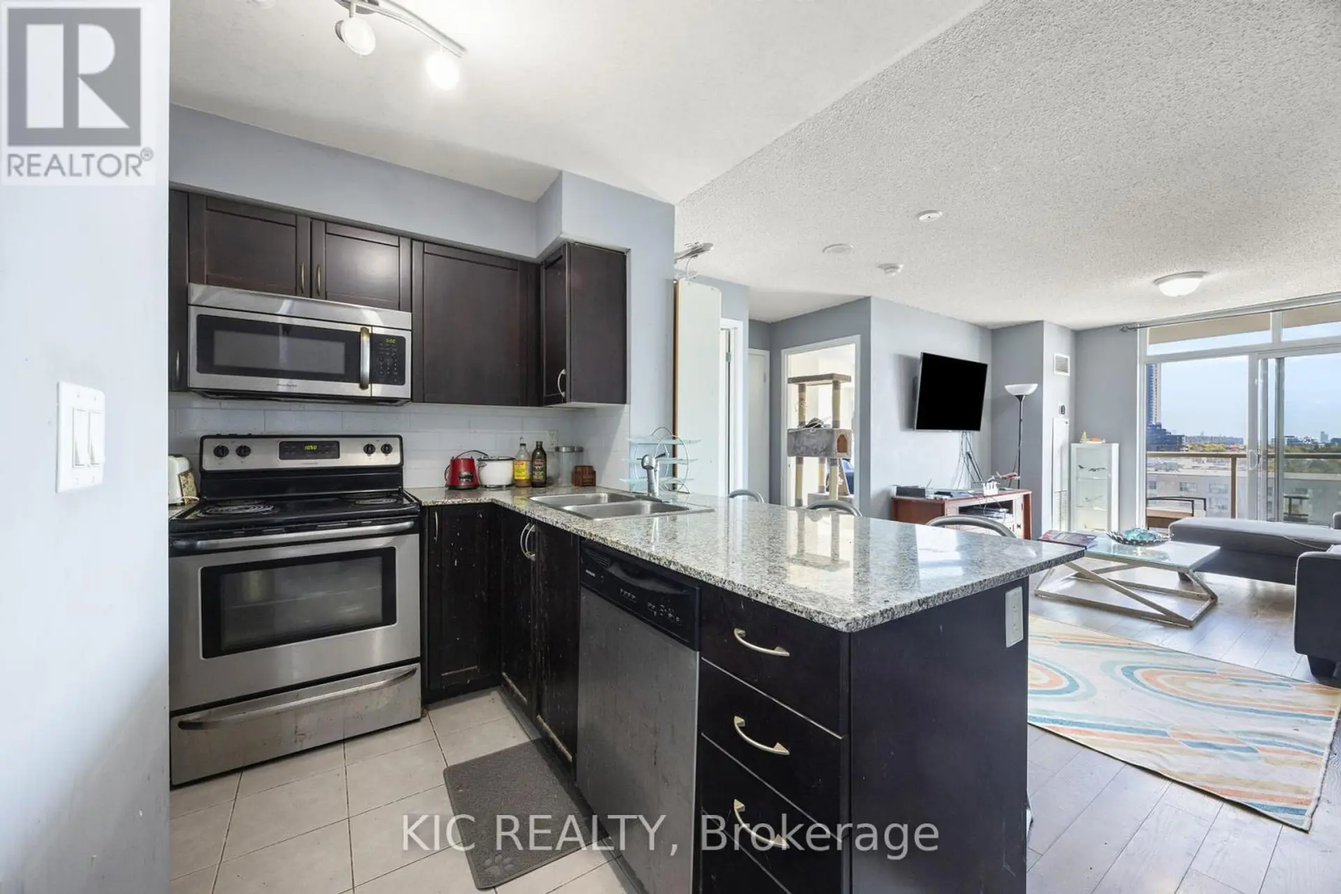 #901 812 LANSDOWNE AVENUE - Image 8