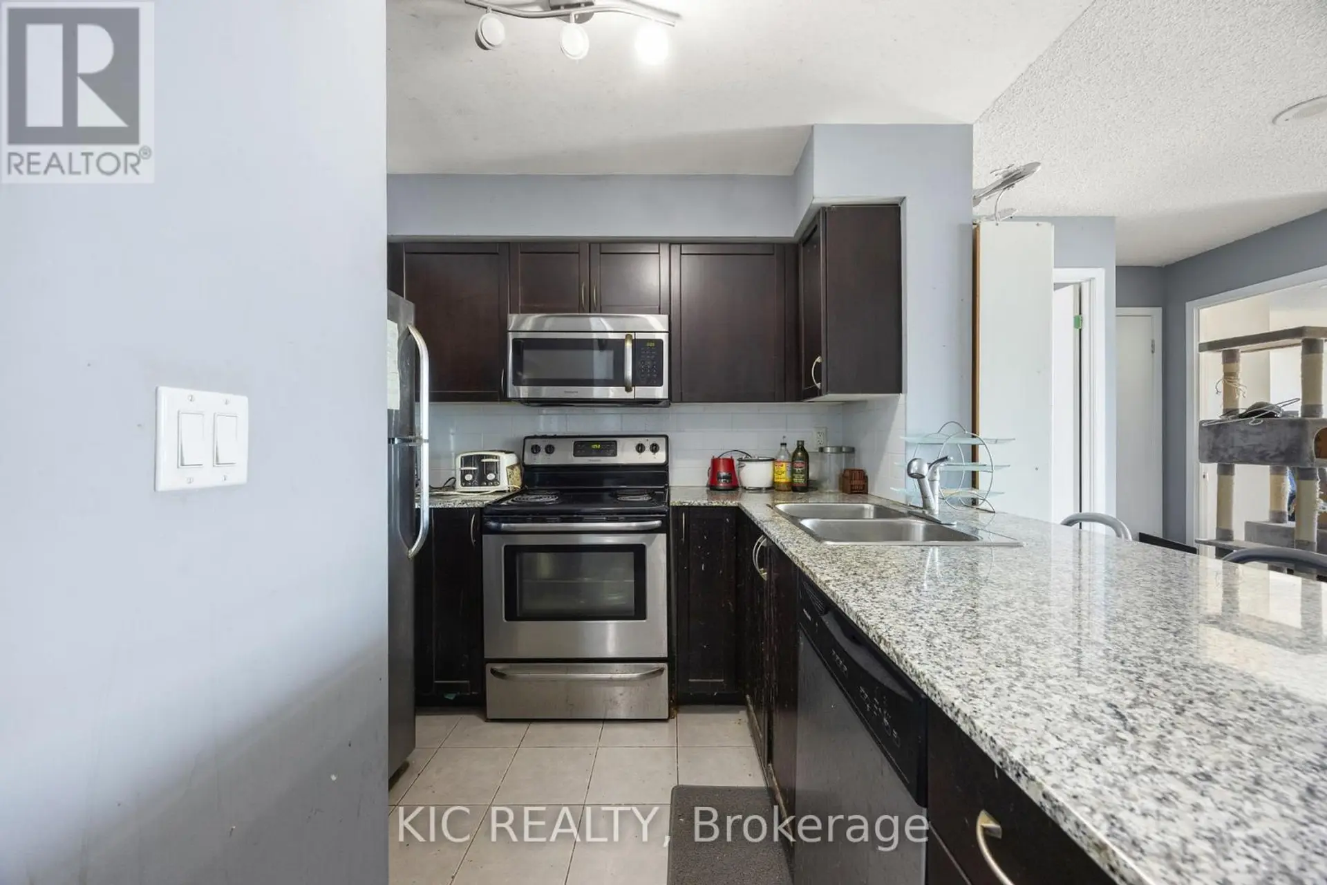 #901 812 LANSDOWNE AVENUE - Image 9