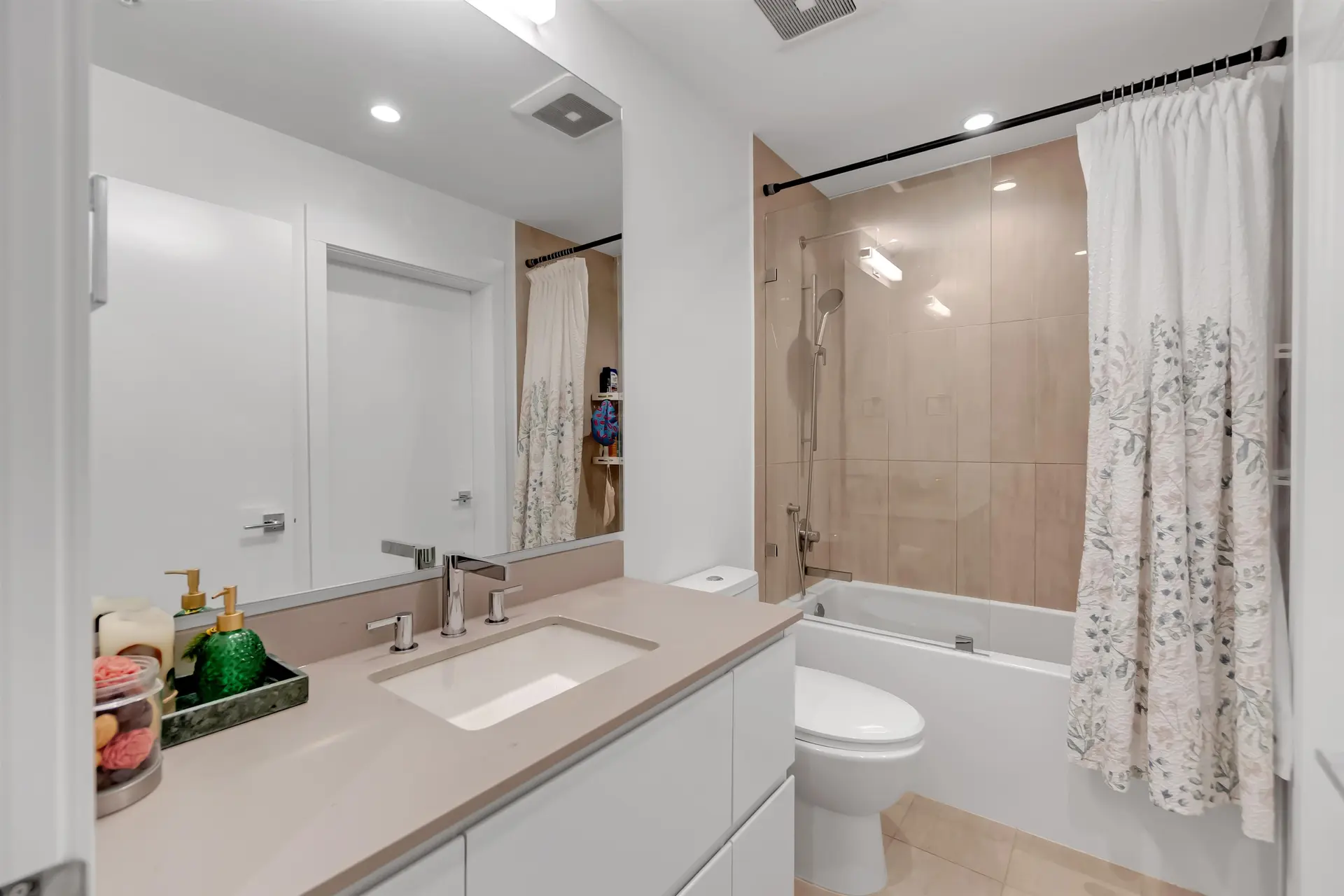 #303 715 W 15 Street - Image 9