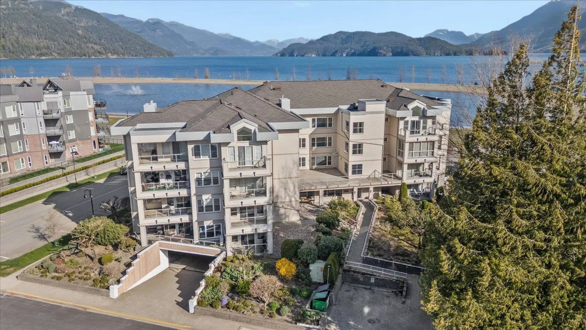Property at #302 410 Esplanade Avenue, Harrison Hot Springs, BC