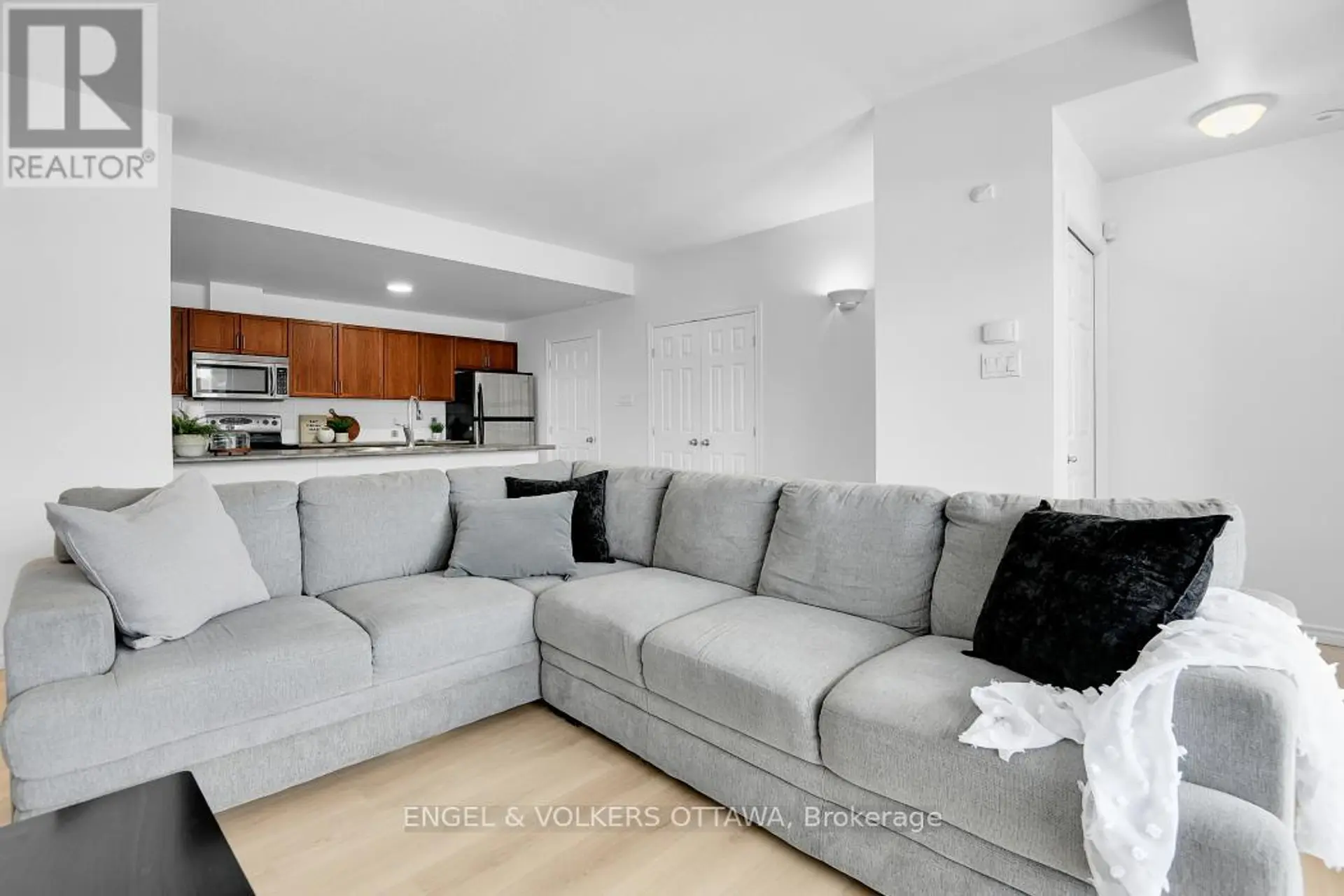 #5 165 WATERBRIDGE DRIVE - Image 4