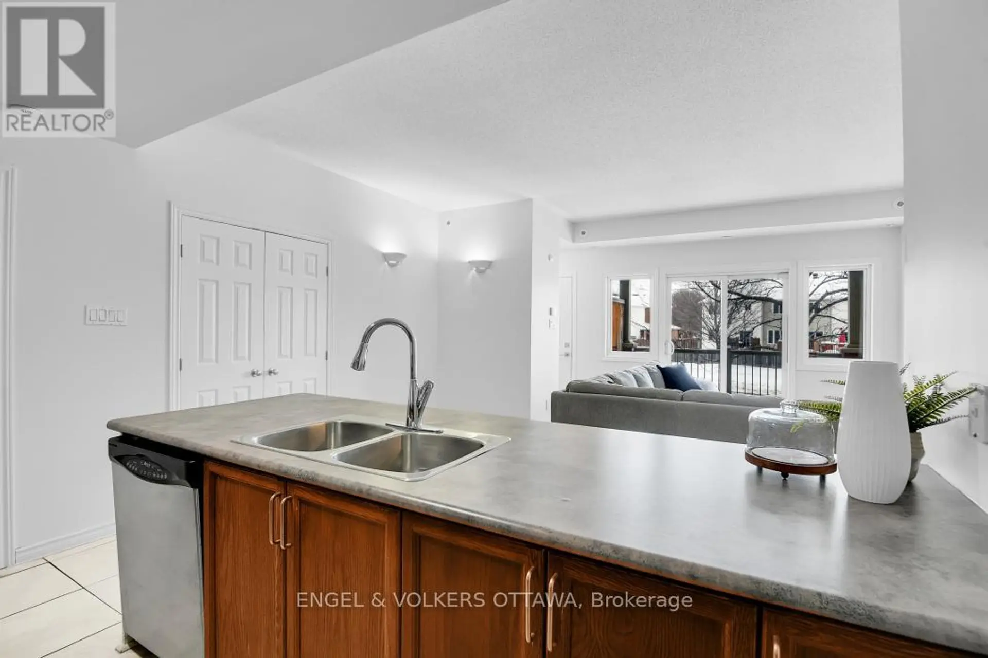 #5 165 WATERBRIDGE DRIVE - Image 9