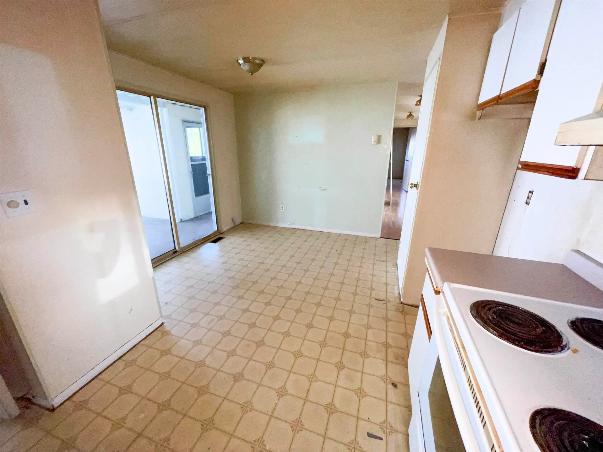 #53 7790 King George Boulevard - Image 12