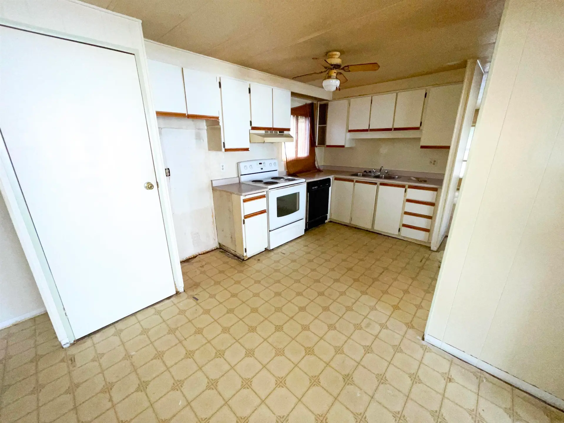 #53 7790 King George Boulevard - Image 8