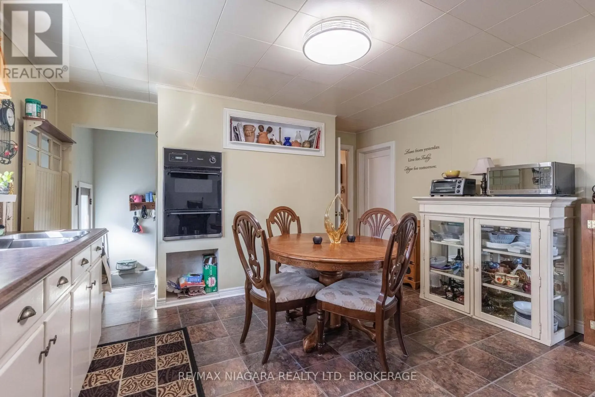 42 DOUGLAS STREET - Image 8